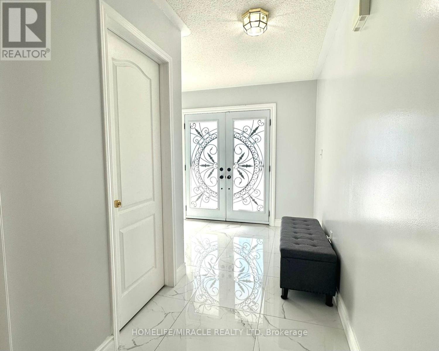 24 Zimmer Street, Brampton, Ontario  L6S 6L3 - Photo 2 - W11966264