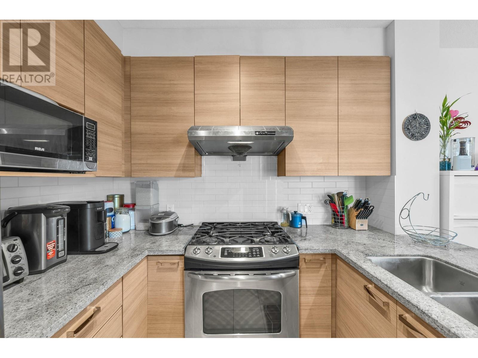 Listing Picture 7 of 39 : 317 9399 ODLIN ROAD, Richmond / 烈治文 - 魯藝地產 Yvonne Lu Group - MLS Medallion Club Member