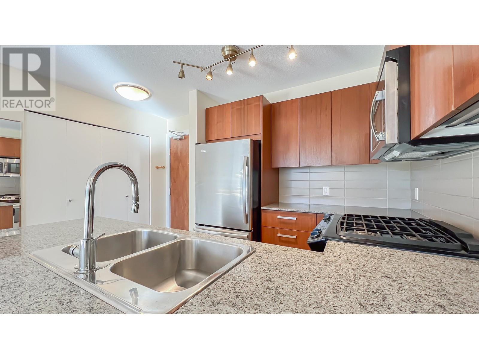 213 5885 IRMIN STREET, burnaby, British Columbia