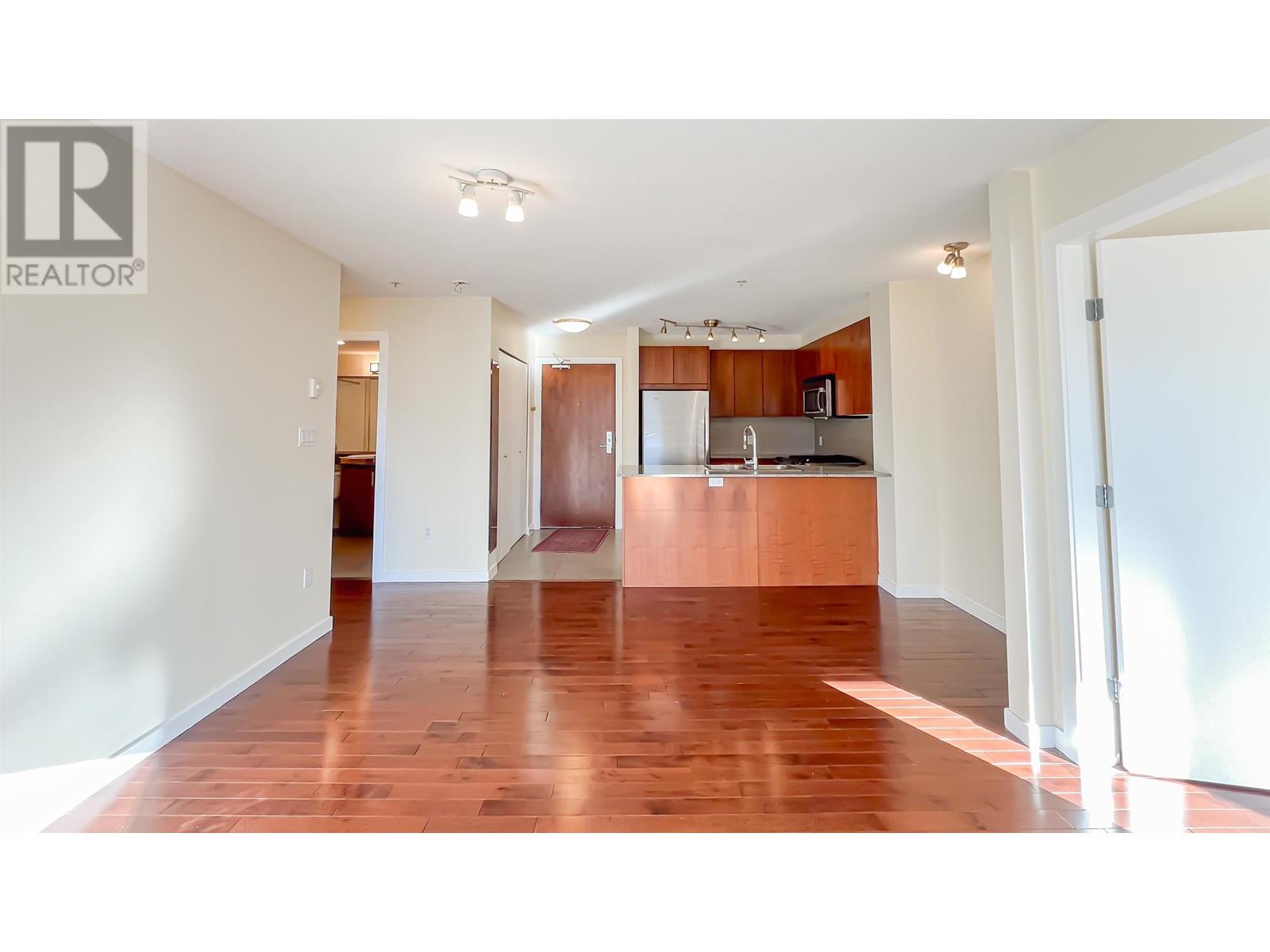Listing Picture 8 of 24 : 213 5885 IRMIN STREET, Burnaby / 本拿比 - 魯藝地產 Yvonne Lu Group - MLS Medallion Club Member