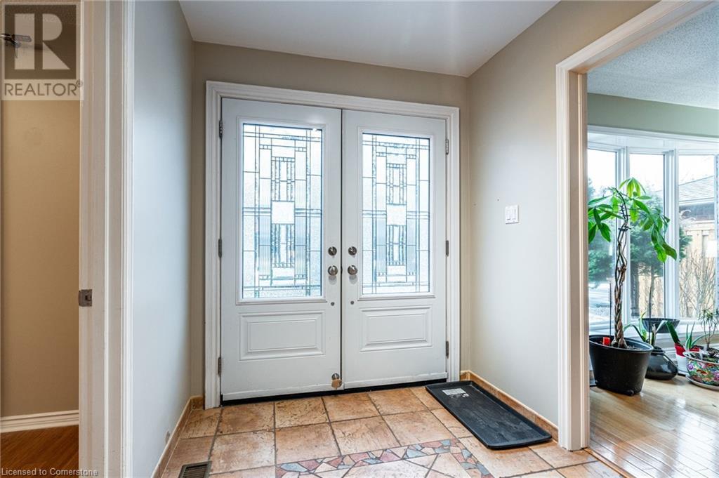 422 Mackay Court, Burlington, Ontario  L7L 5M8 - Photo 3 - 40699931
