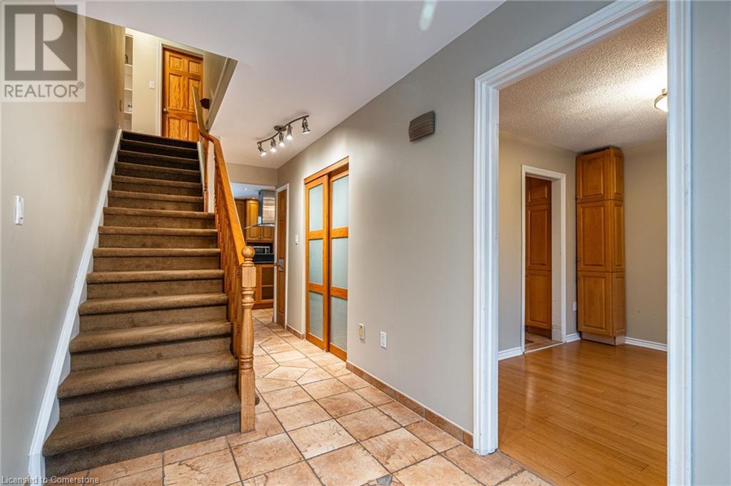 422 Mackay Court, Burlington, Ontario  L7L 5M8 - Photo 4 - 40699931