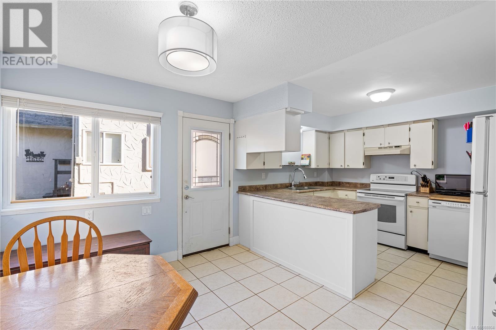 Property at 1596 Fuller St image 3
