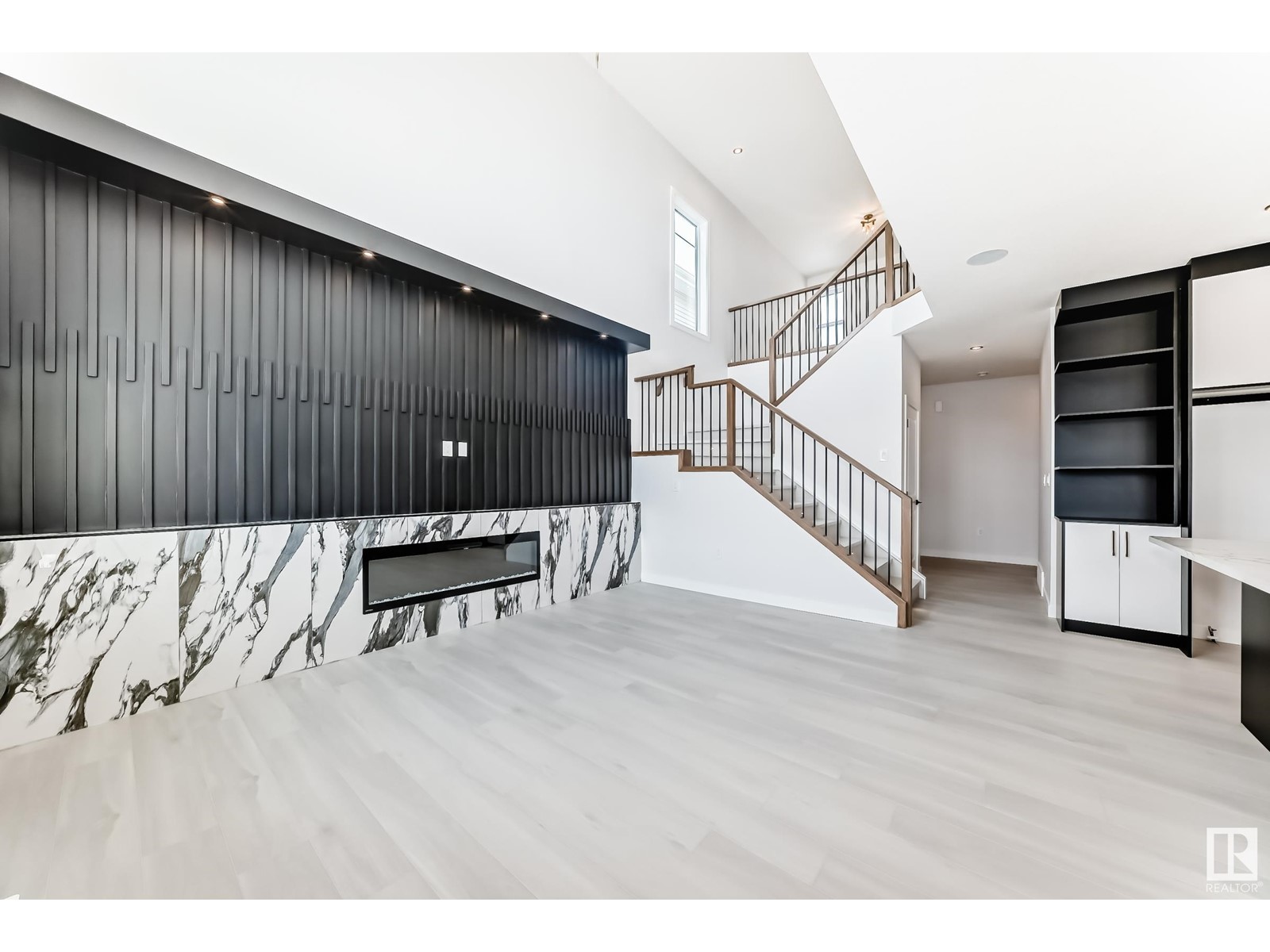 Property at 32 ASHBURY CR image 4