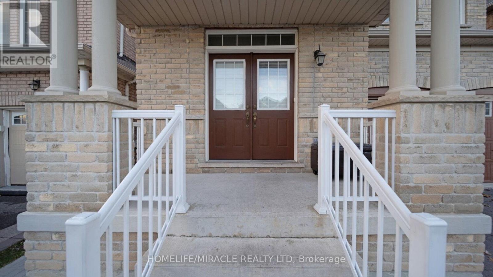 4 Fossil Street, Brampton, Ontario  L6P 3G6 - Photo 3 - W11983401