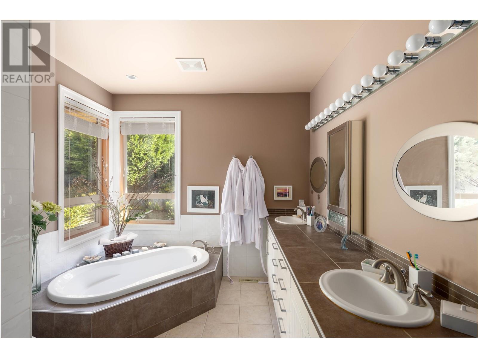 Property at 1072 JAY CRESCENT image 4