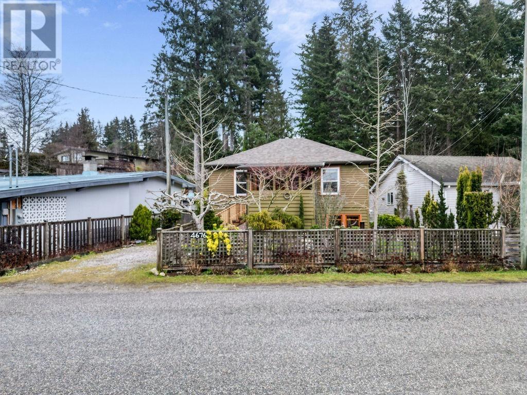 4676 Whitaker Road, Sechelt, British Columbia  V7Z 0E6 - Photo 2 - R2969473