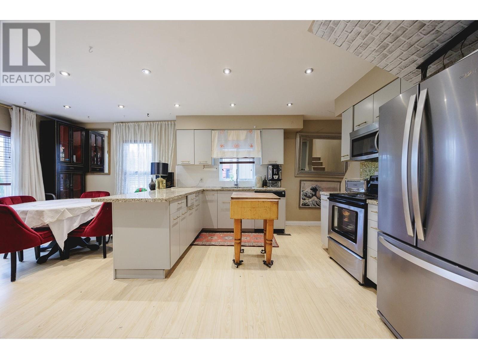 Property at 555 EAST COLUMBIA STREET image 4