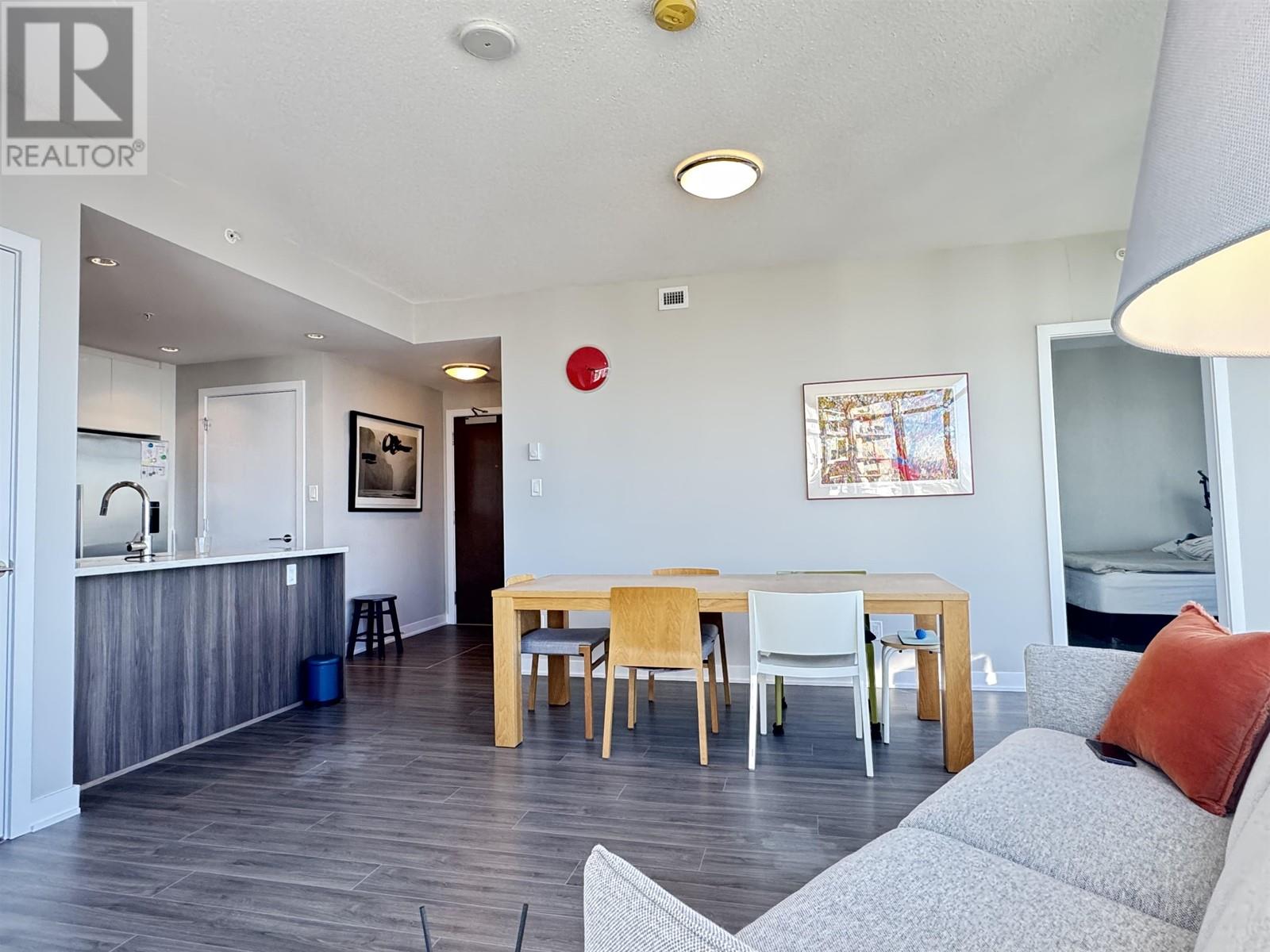 Listing Picture 3 of 20 : 3503 4900 LENNOX LANE, Burnaby / 本拿比 - 魯藝地產 Yvonne Lu Group - MLS Medallion Club Member