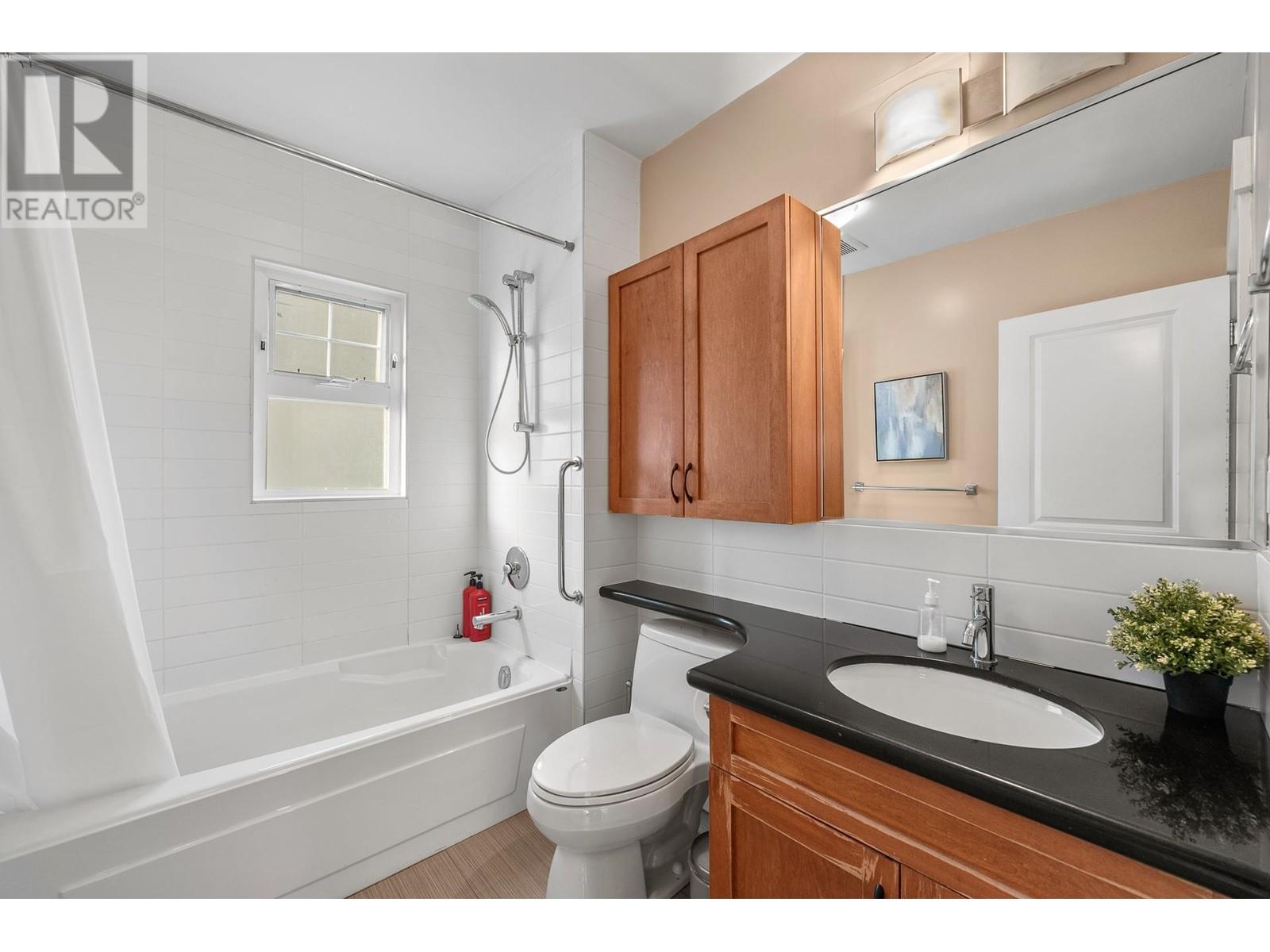 Listing Picture 14 of 22 : 3276 W 21ST AVENUE, Vancouver / 溫哥華 - 魯藝地產 Yvonne Lu Group - MLS Medallion Club Member