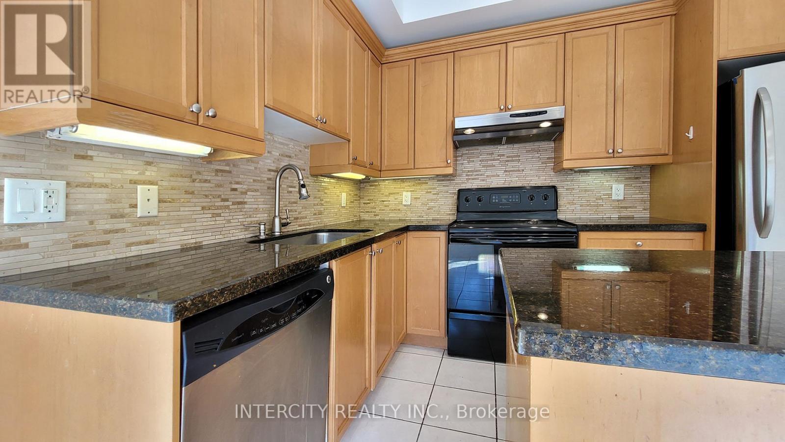 86 Lakeshore Road W, Oakville, Ontario  L6K 3A2 - Photo 21 - W11981991