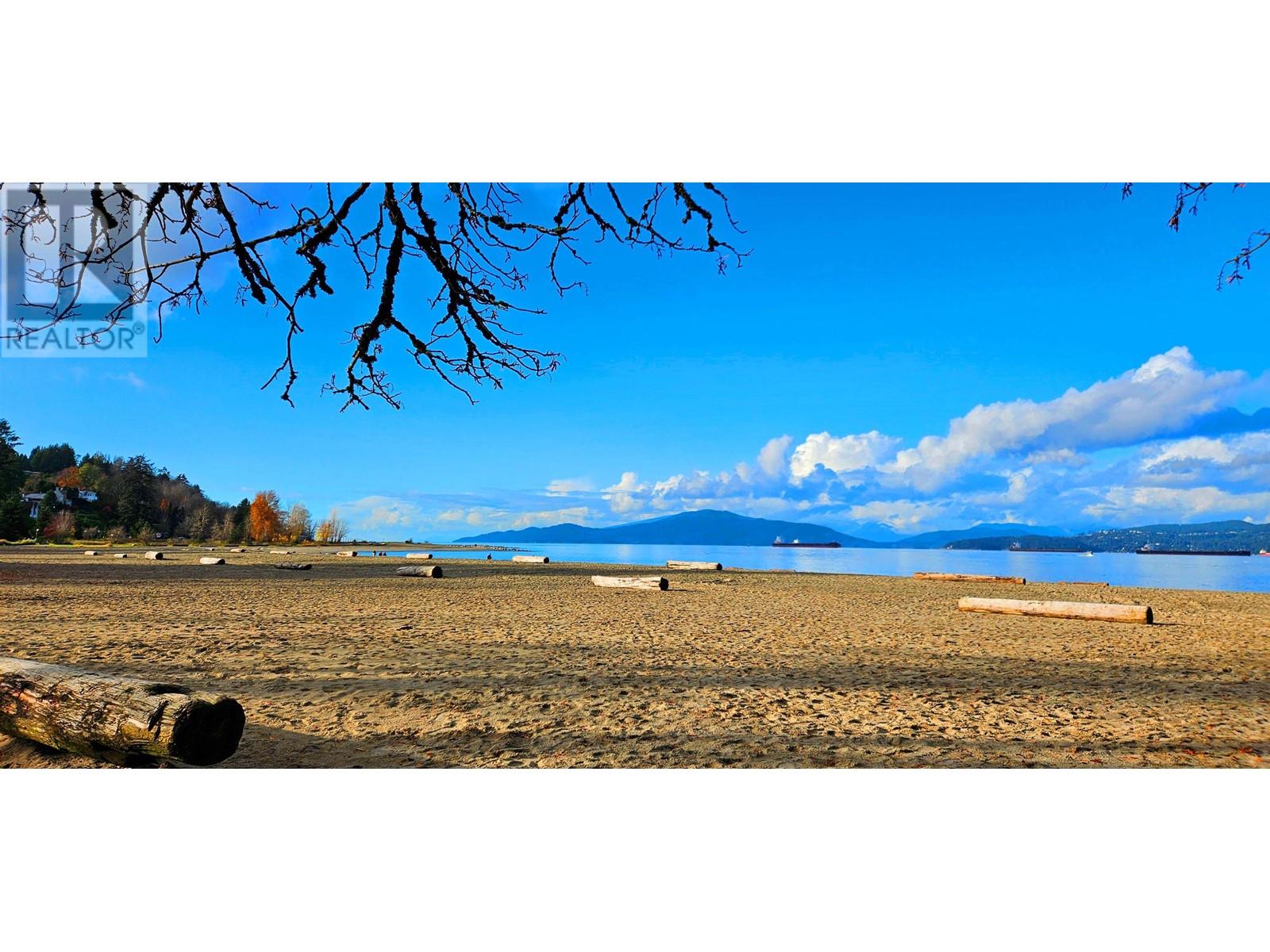 Listing Picture 13 of 20 : 4355 LOCARNO CRESCENT, Vancouver / 溫哥華 - 魯藝地產 Yvonne Lu Group - MLS Medallion Club Member