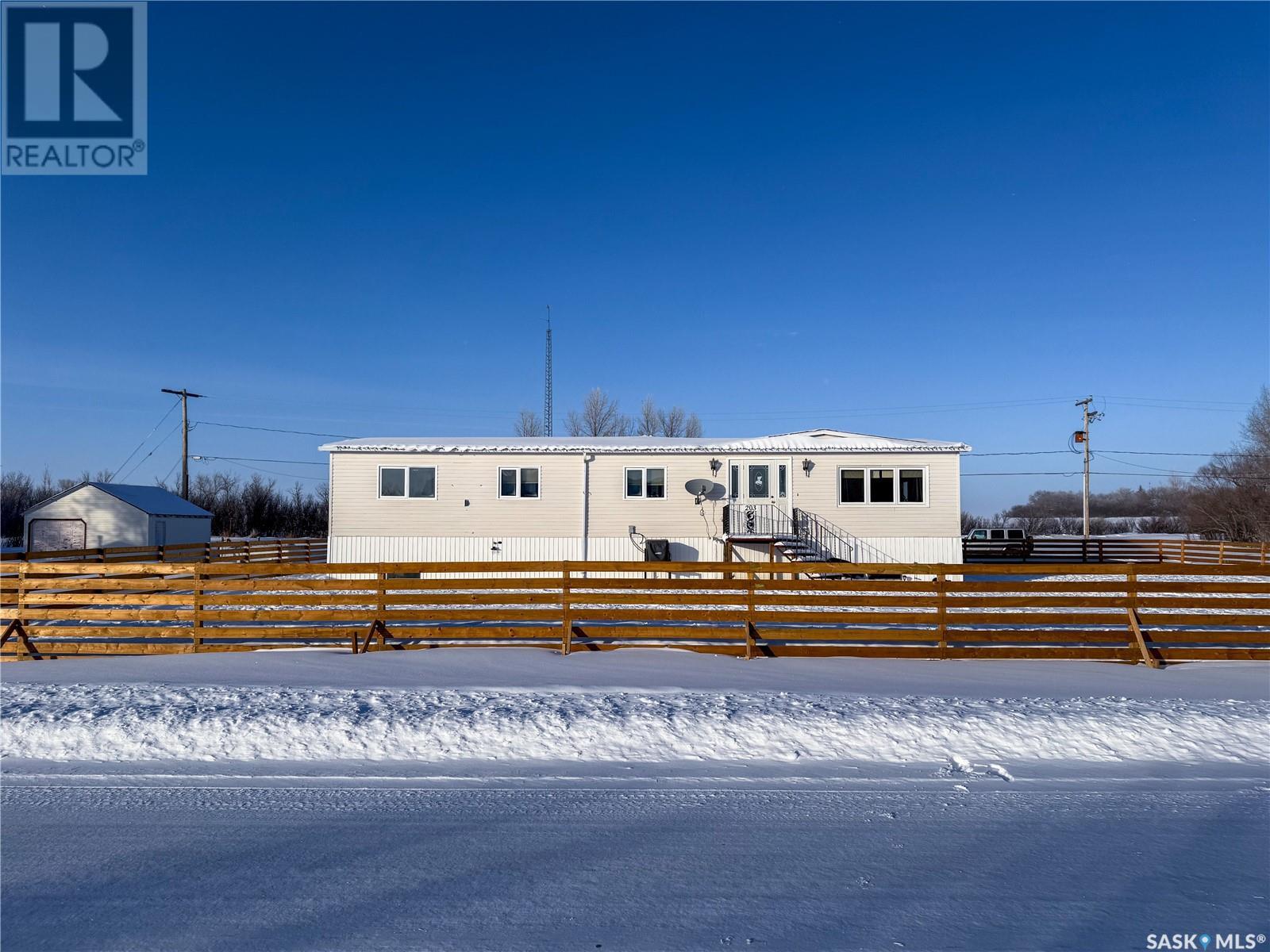 201 - 203 4th Avenue, Climax, Saskatchewan  S0N 0N0 - Photo 1 - SK996390