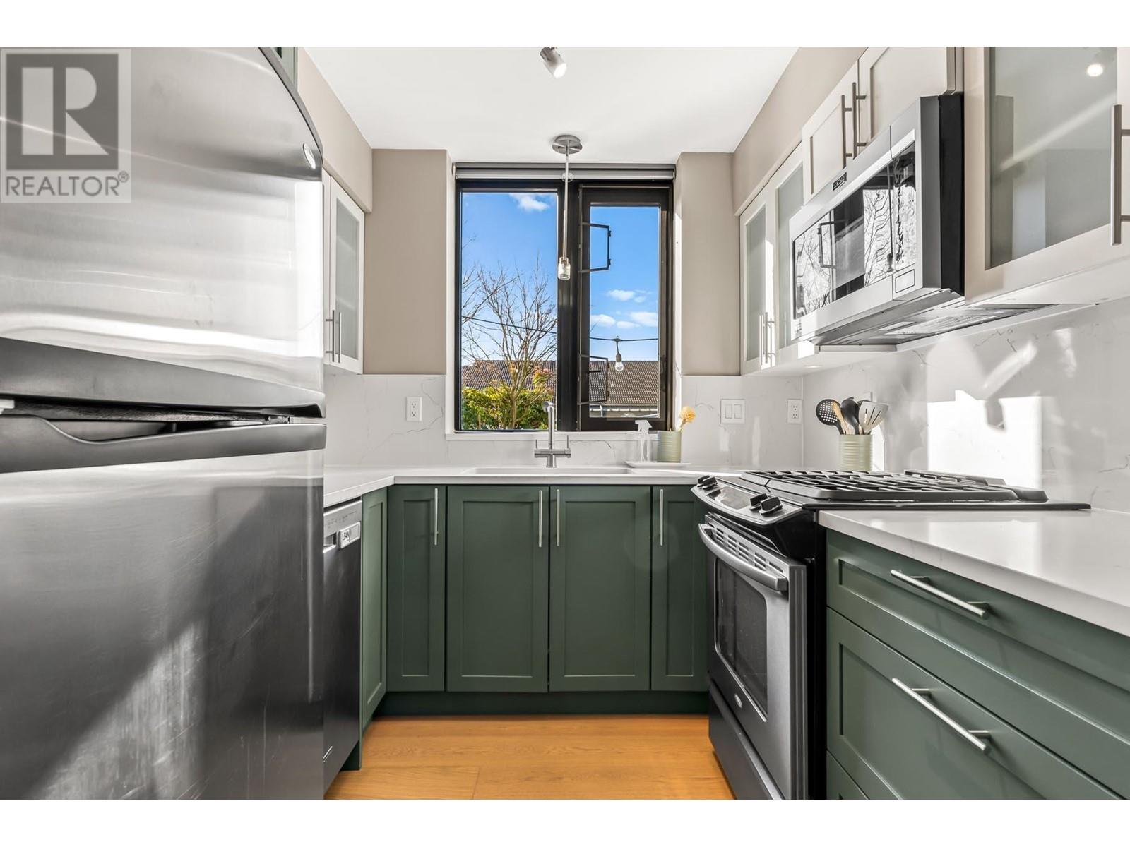 405 1 Renaissance Square, New Westminster, British Columbia  V3M 0B6 - Photo 3 - R2968024