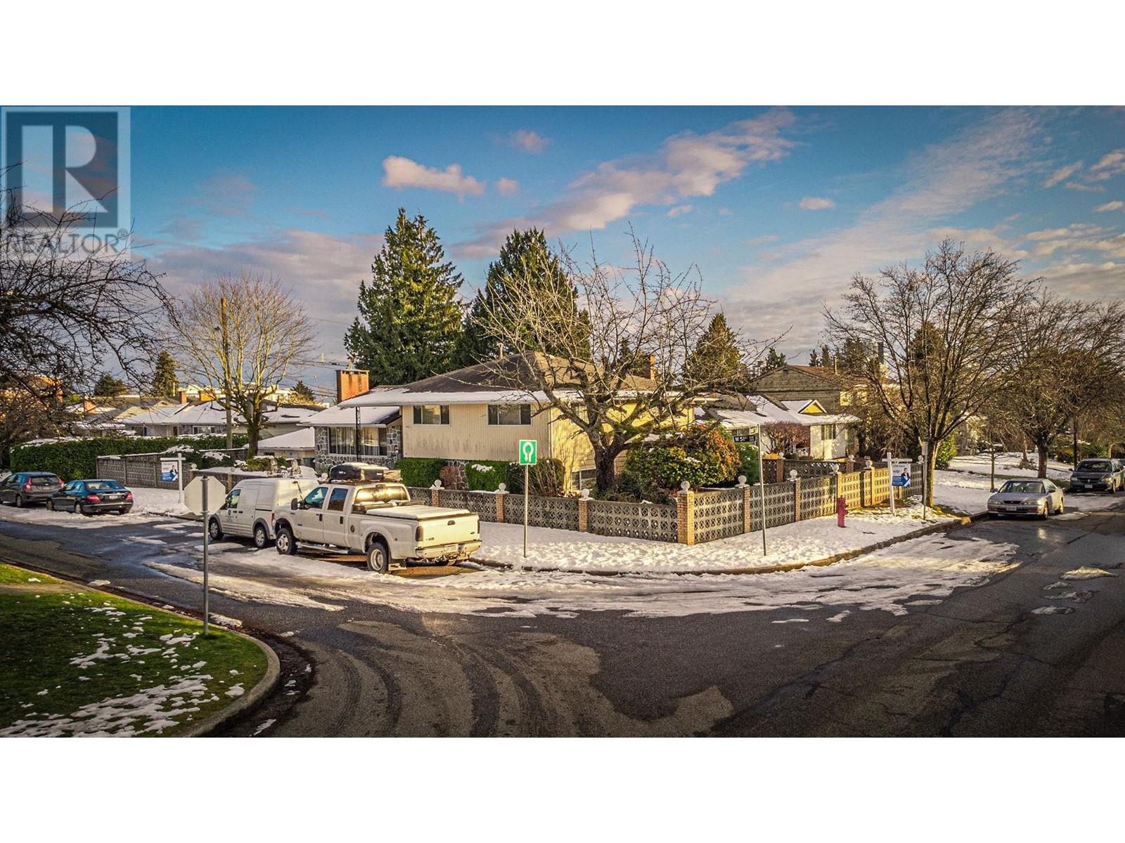 Listing Picture 2 of 14 : 692 W 51ST AVENUE, Vancouver / 溫哥華 - 魯藝地產 Yvonne Lu Group - MLS Medallion Club Member