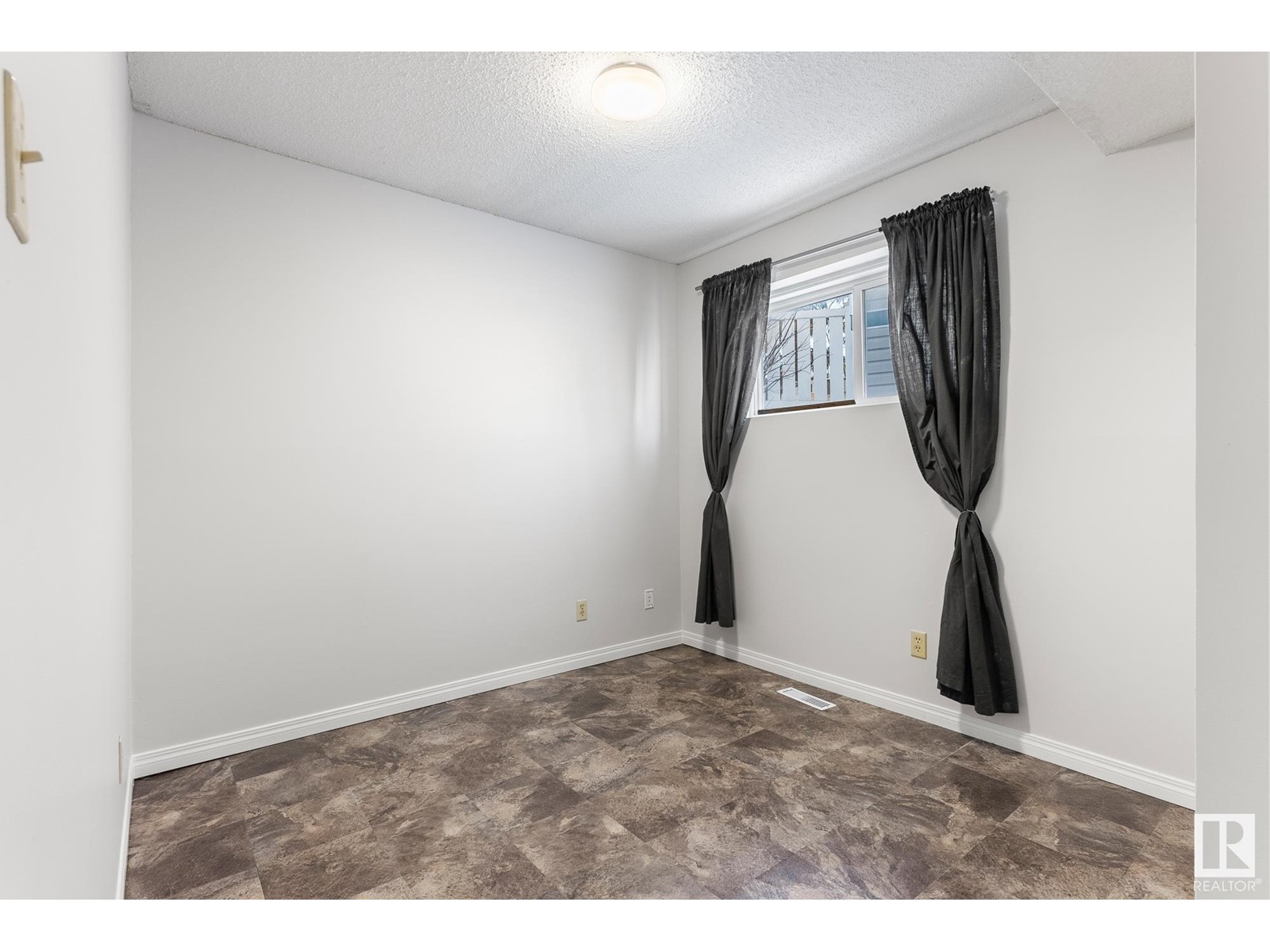 8439 29 Av Nw, Edmonton, Alberta  T6K 3M8 - Photo 24 - E4422578