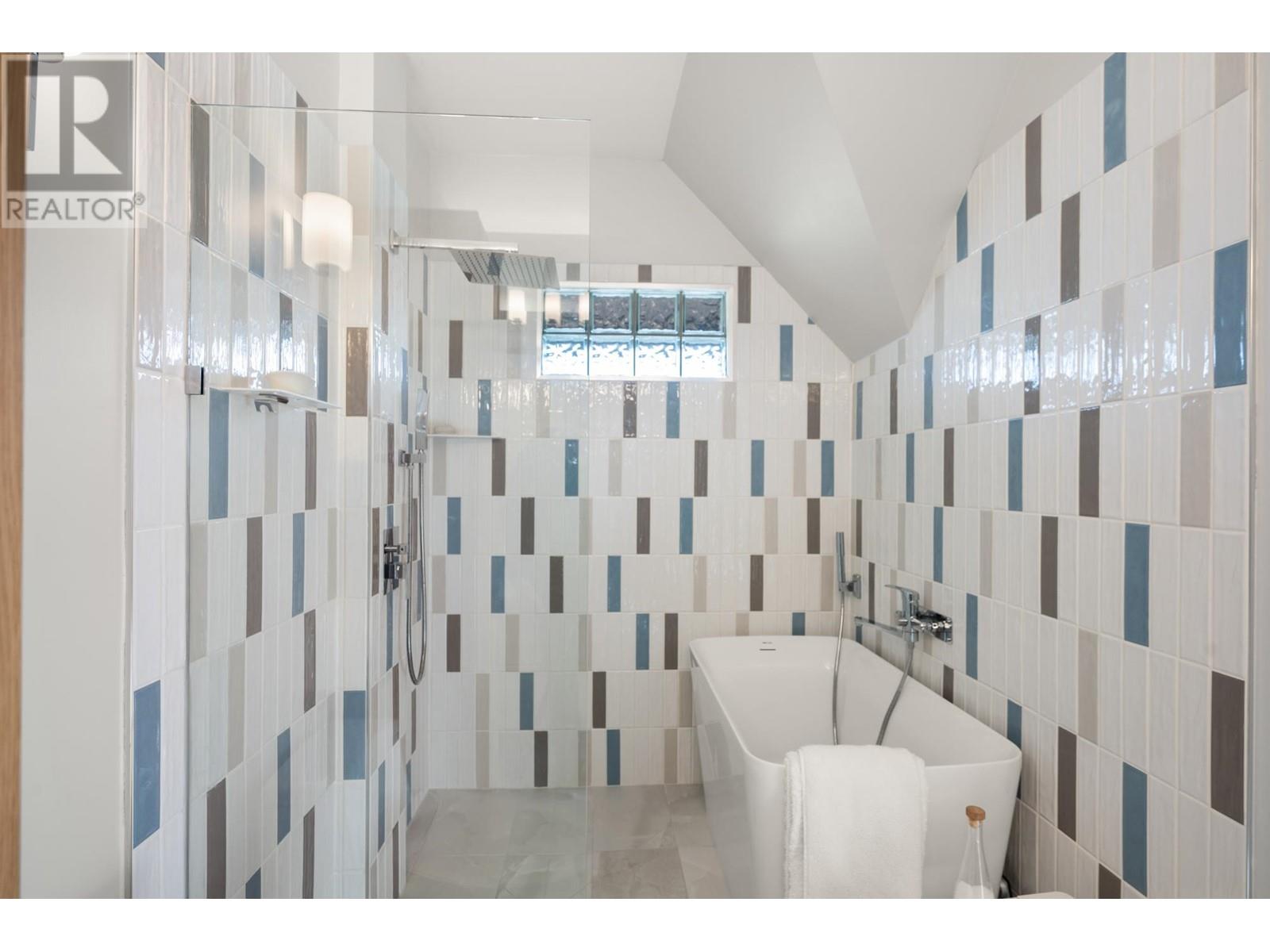 Listing Picture 26 of 34 : 3025 W 7TH AVENUE, Vancouver / 溫哥華 - 魯藝地產 Yvonne Lu Group - MLS Medallion Club Member