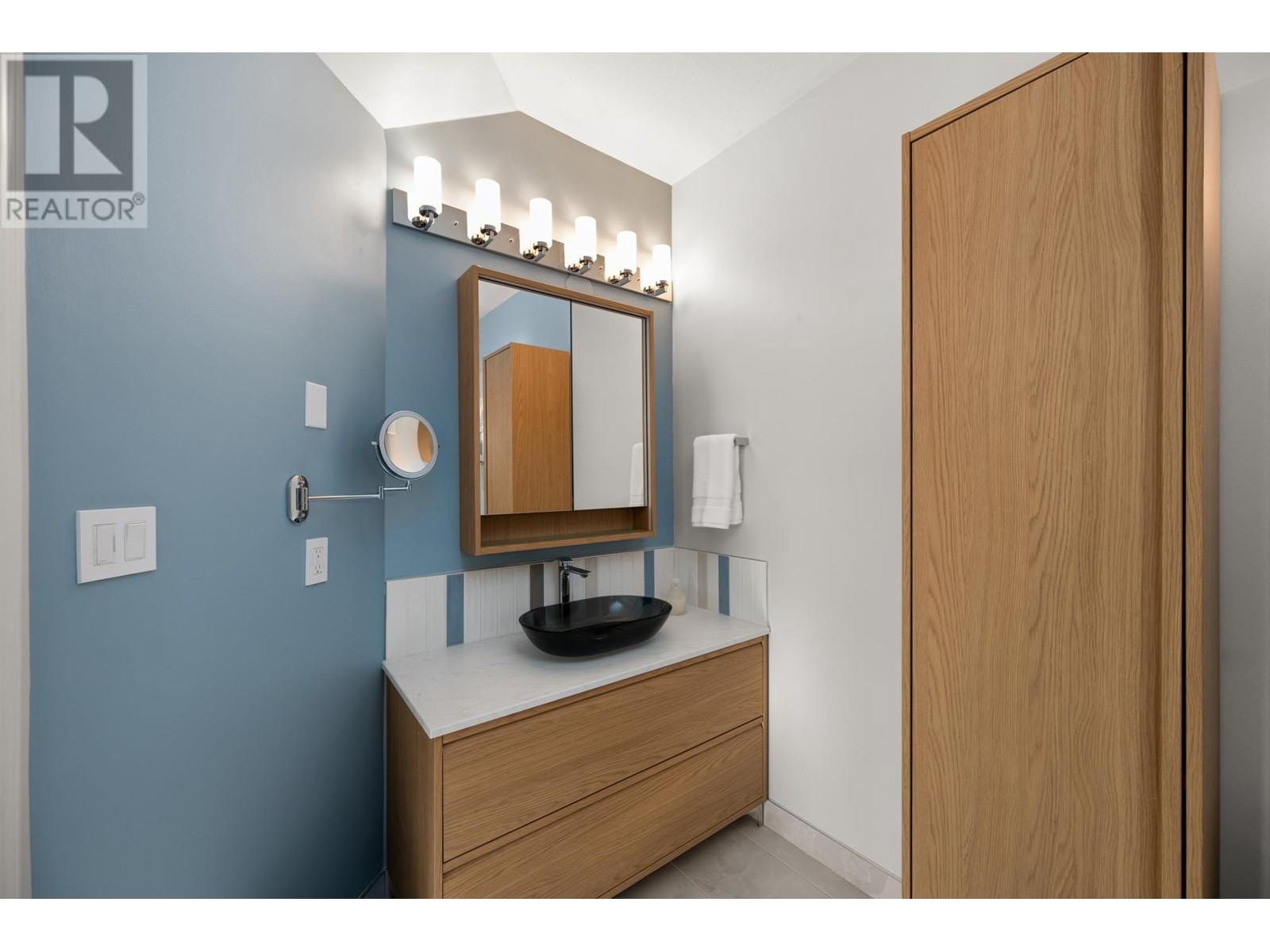 Listing Picture 28 of 34 : 3025 W 7TH AVENUE, Vancouver / 溫哥華 - 魯藝地產 Yvonne Lu Group - MLS Medallion Club Member