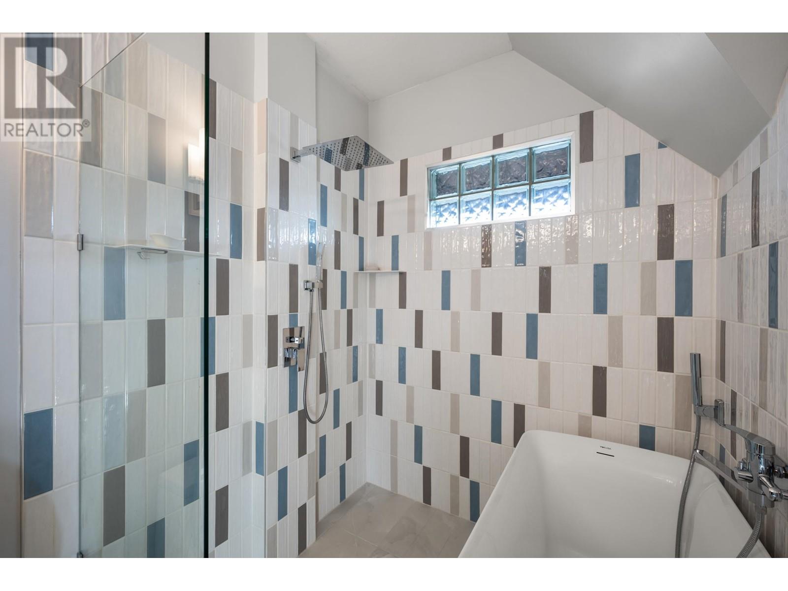 Listing Picture 27 of 34 : 3025 W 7TH AVENUE, Vancouver / 溫哥華 - 魯藝地產 Yvonne Lu Group - MLS Medallion Club Member