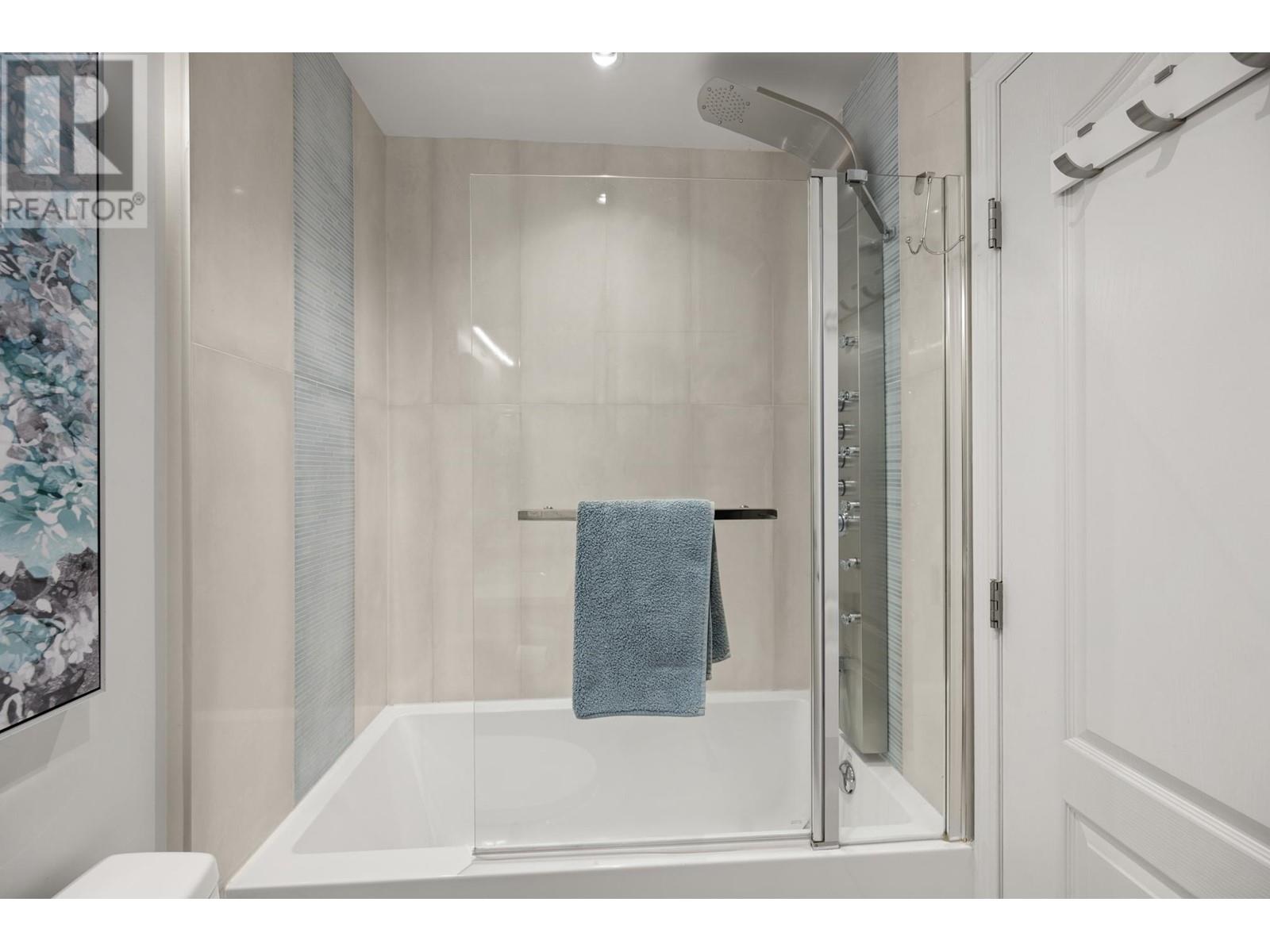 Listing Picture 18 of 34 : 3025 W 7TH AVENUE, Vancouver / 溫哥華 - 魯藝地產 Yvonne Lu Group - MLS Medallion Club Member