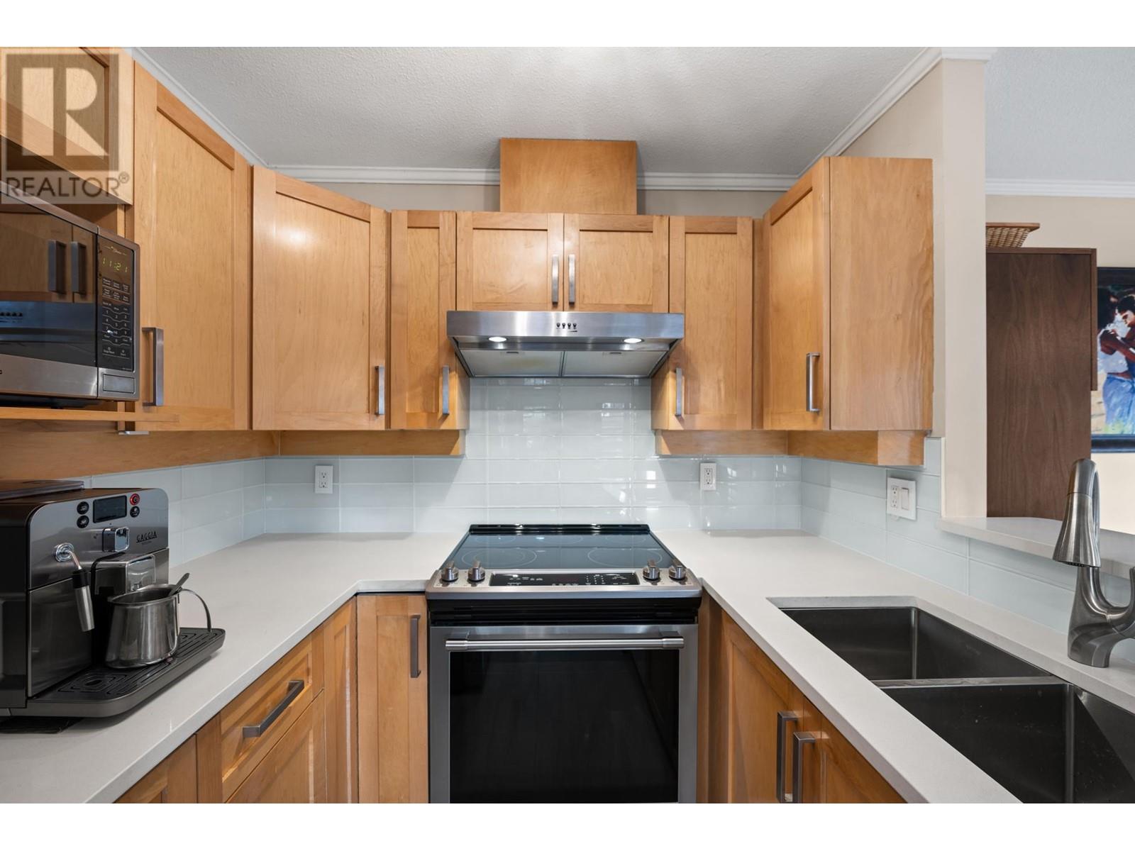 Listing Picture 12 of 34 : 3025 W 7TH AVENUE, Vancouver / 溫哥華 - 魯藝地產 Yvonne Lu Group - MLS Medallion Club Member