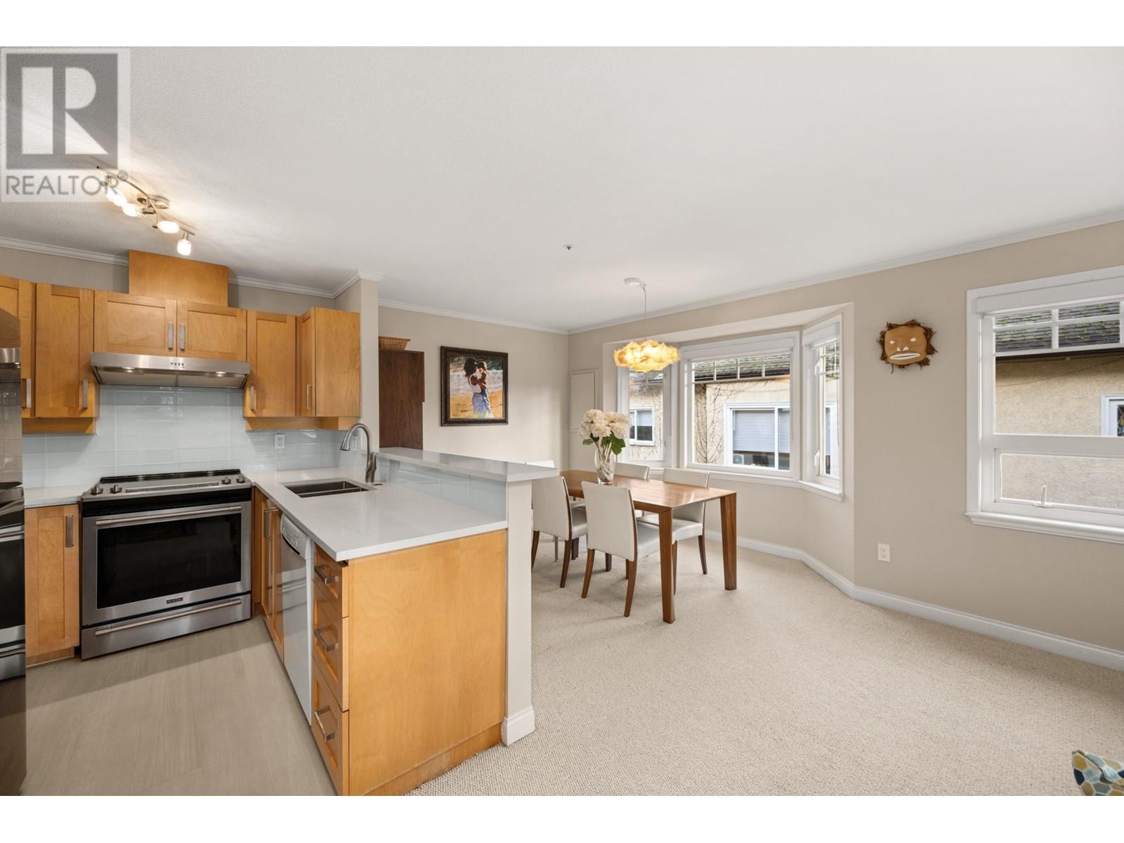 Listing Picture 11 of 34 : 3025 W 7TH AVENUE, Vancouver / 溫哥華 - 魯藝地產 Yvonne Lu Group - MLS Medallion Club Member