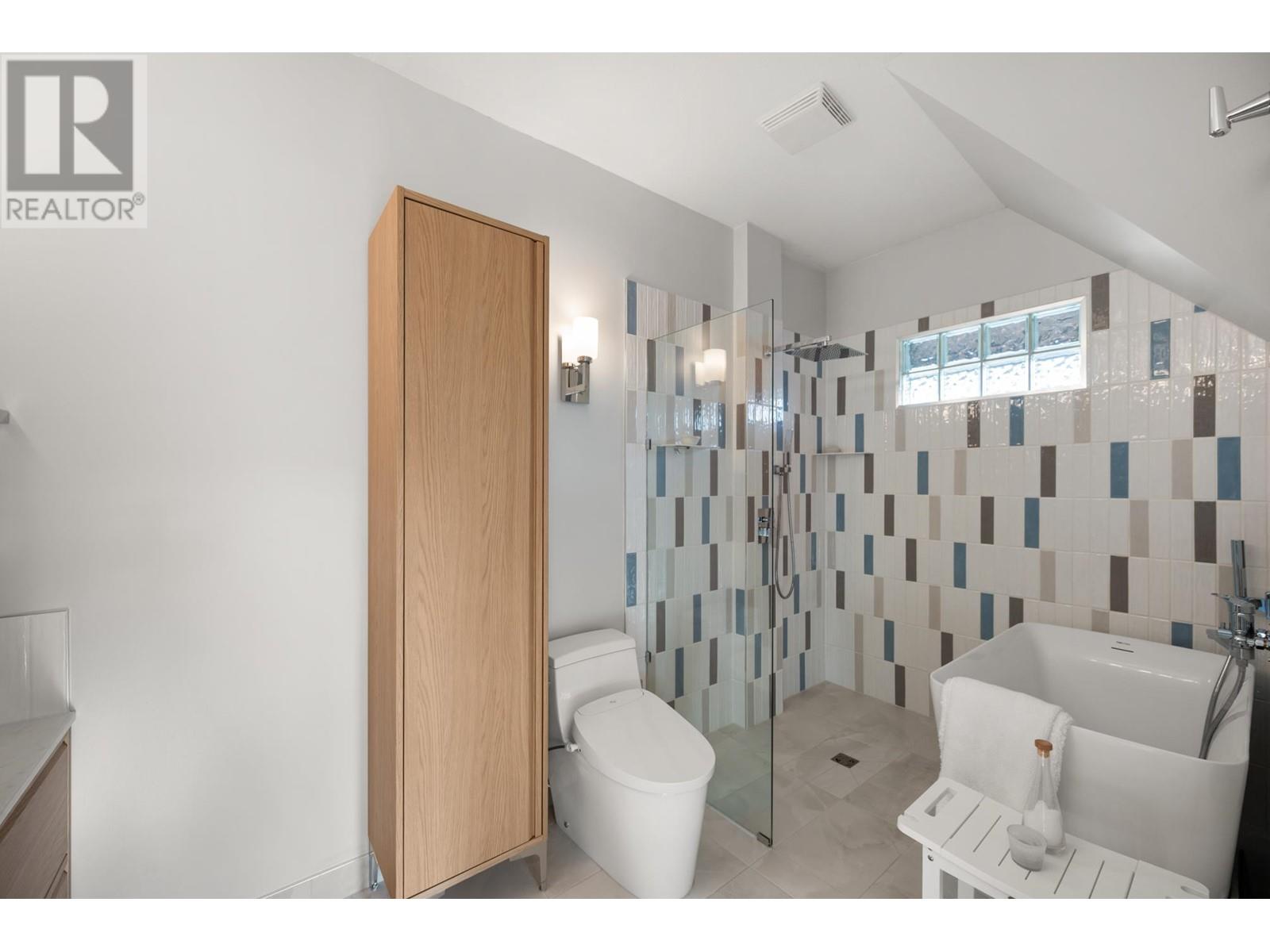 Listing Picture 25 of 34 : 3025 W 7TH AVENUE, Vancouver / 溫哥華 - 魯藝地產 Yvonne Lu Group - MLS Medallion Club Member