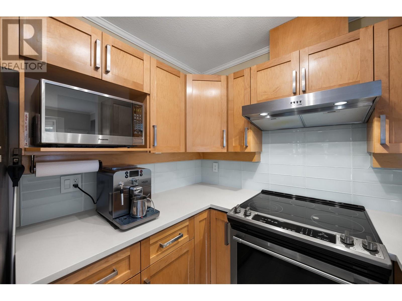 Listing Picture 13 of 34 : 3025 W 7TH AVENUE, Vancouver / 溫哥華 - 魯藝地產 Yvonne Lu Group - MLS Medallion Club Member