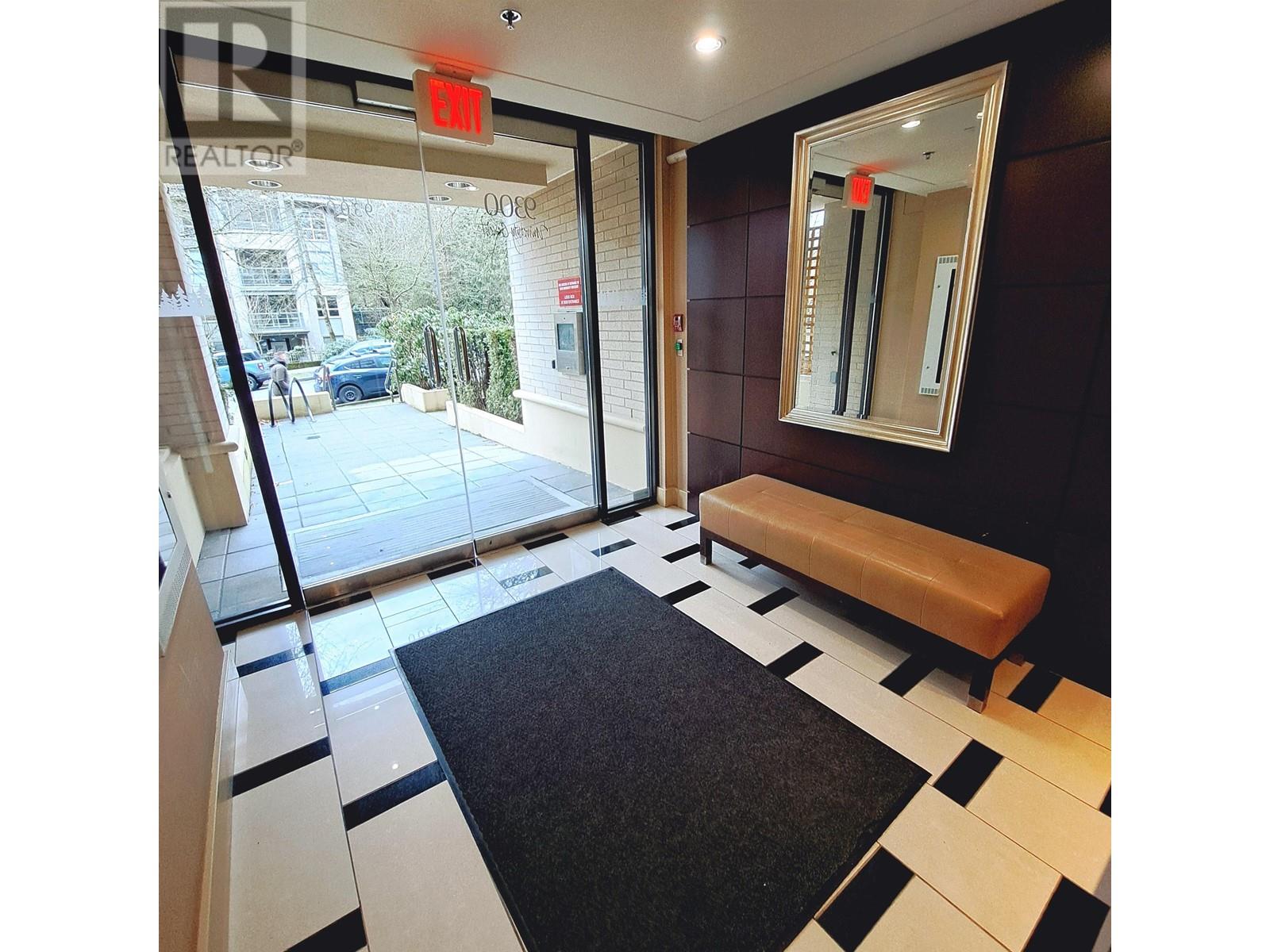 Listing Picture 3 of 35 : 101 9300 UNIVERSITY CRESCENT, Burnaby / 本拿比 - 魯藝地產 Yvonne Lu Group - MLS Medallion Club Member