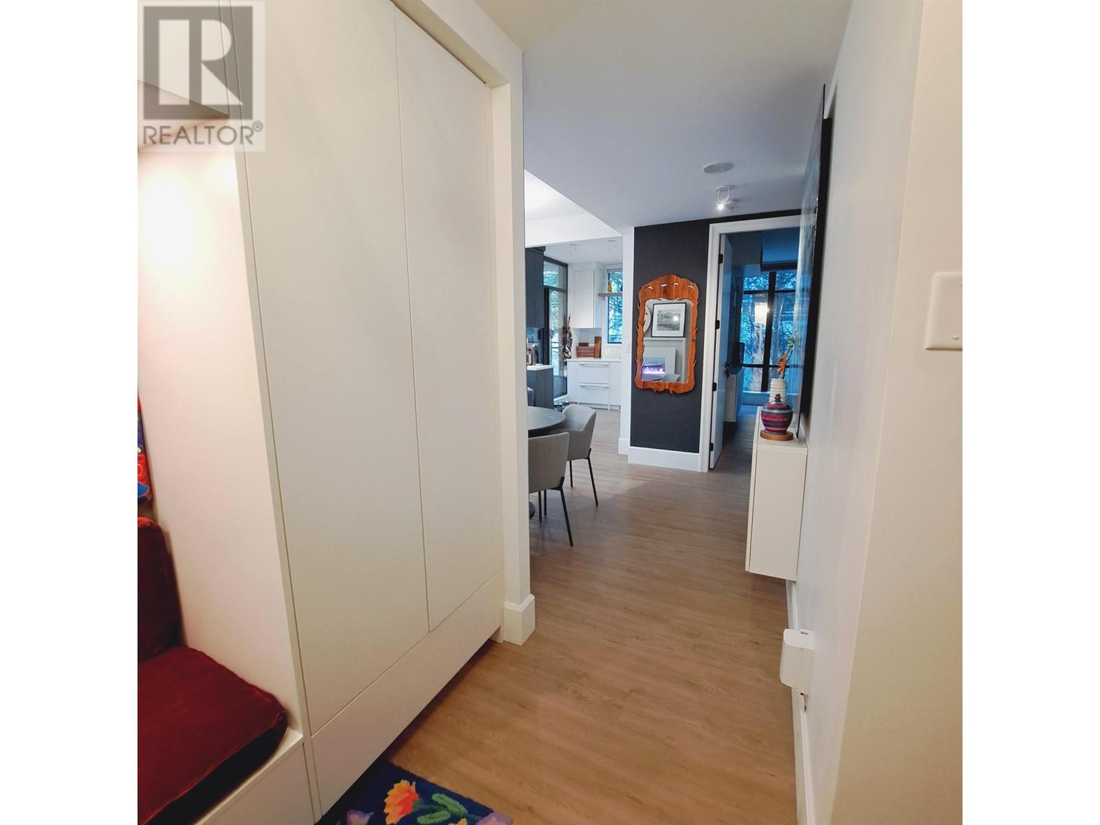 Listing Picture 6 of 35 : 101 9300 UNIVERSITY CRESCENT, Burnaby / 本拿比 - 魯藝地產 Yvonne Lu Group - MLS Medallion Club Member