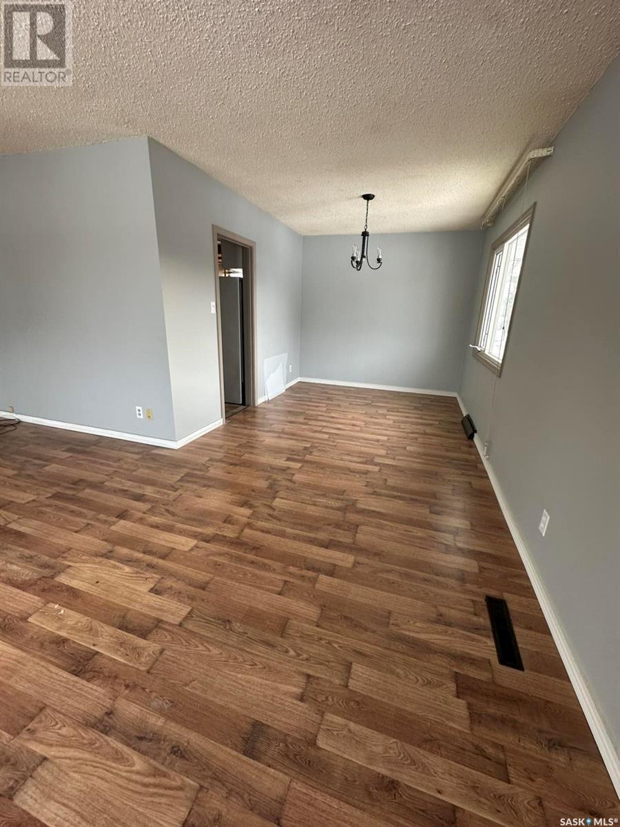 219 6th Avenue W, Kindersley, Saskatchewan  S0L 1S0 - Photo 14 - SK996417