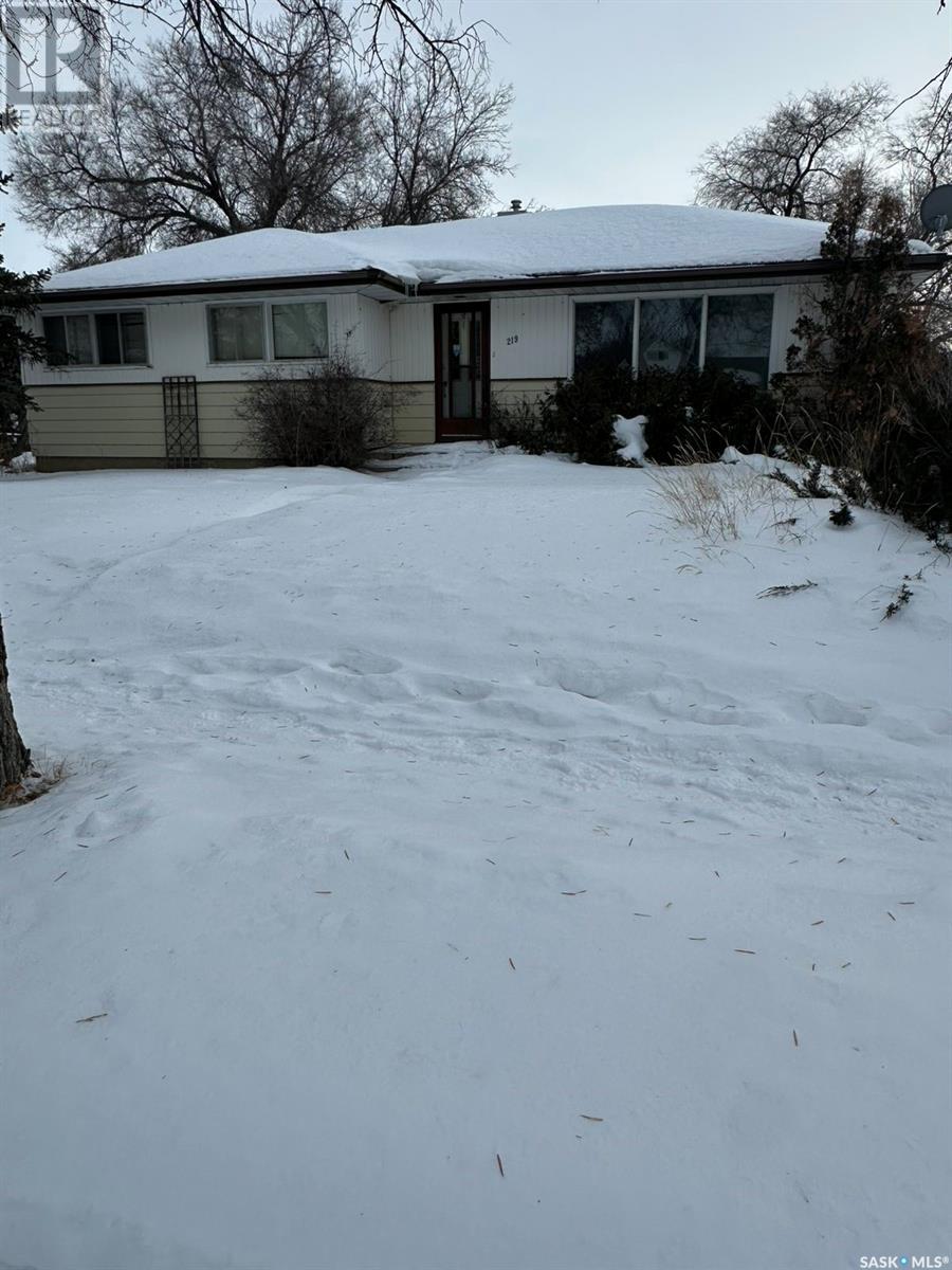 219 6th Avenue W, Kindersley, Saskatchewan  S0L 1S0 - Photo 2 - SK996417