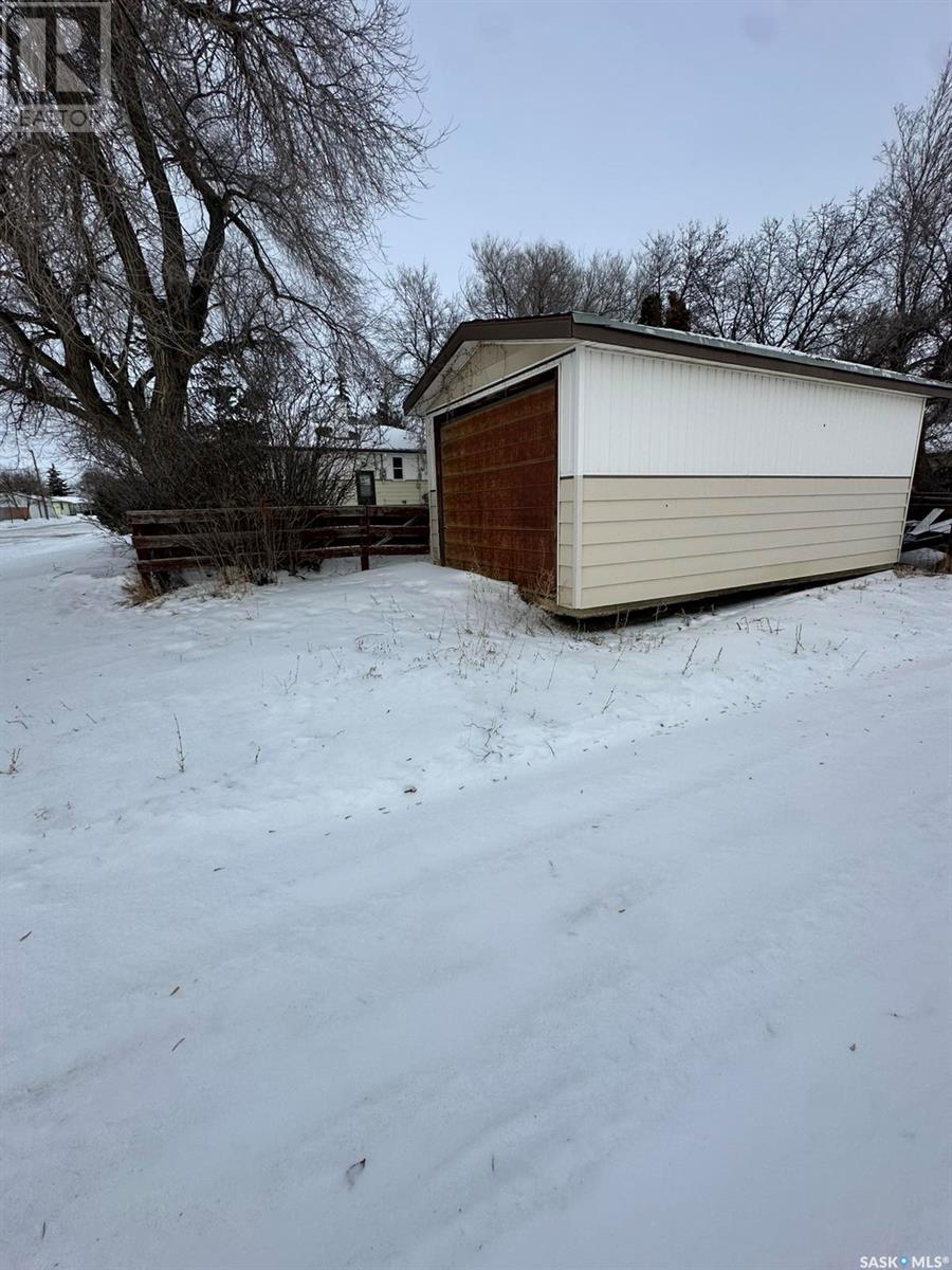 219 6th Avenue W, Kindersley, Saskatchewan  S0L 1S0 - Photo 4 - SK996417