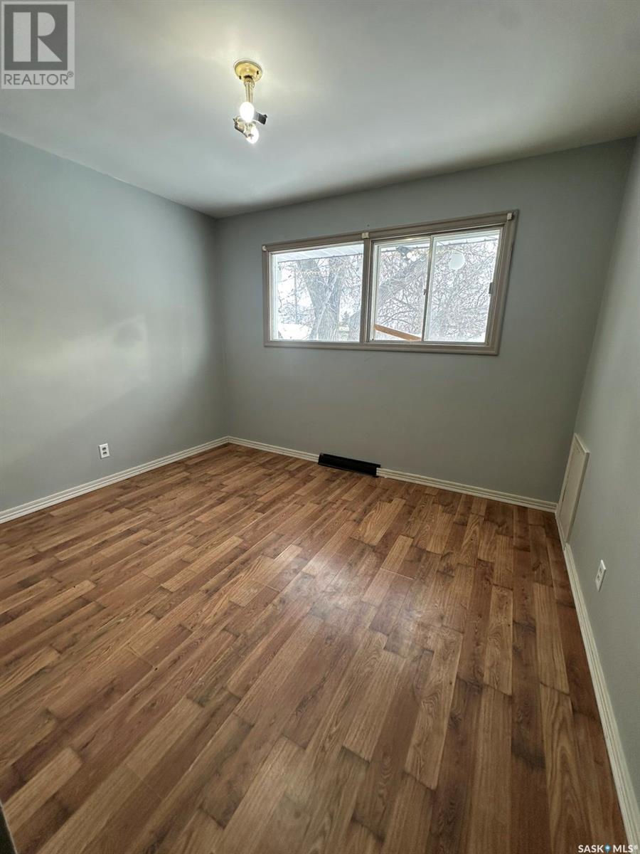 219 6th Avenue W, Kindersley, Saskatchewan  S0L 1S0 - Photo 5 - SK996417