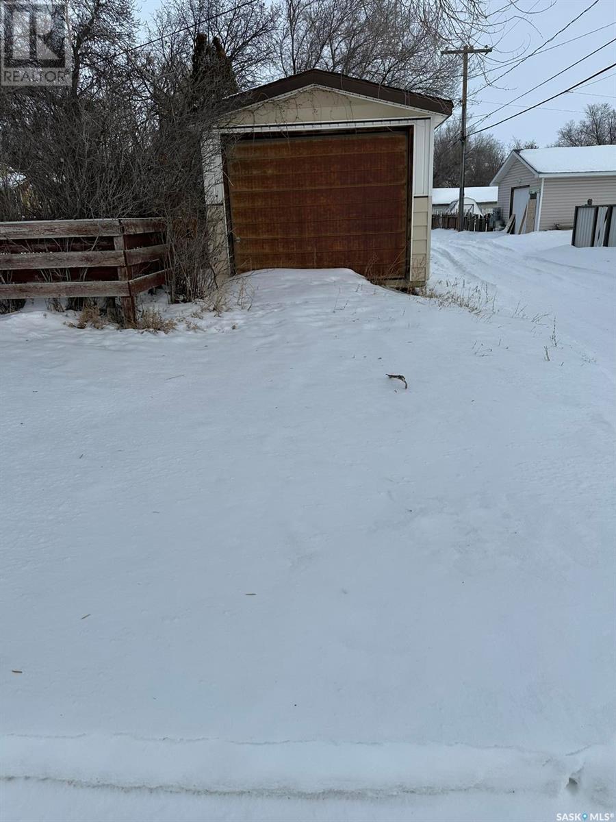 219 6th Avenue W, Kindersley, Saskatchewan  S0L 1S0 - Photo 8 - SK996417