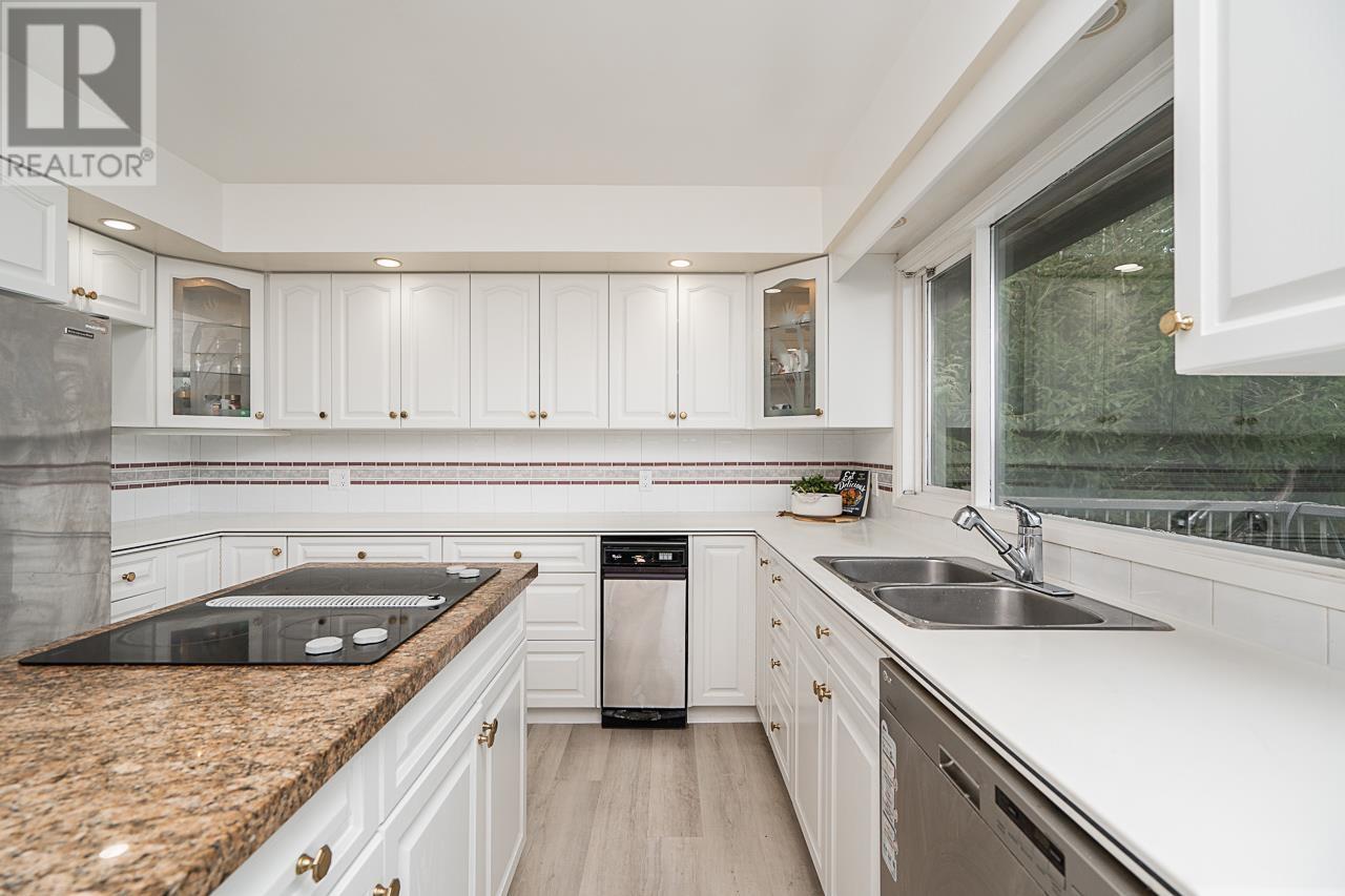 2948 Roseglen Court, Burnaby, British Columbia  V5A 3W4 - Photo 11 - R2965493