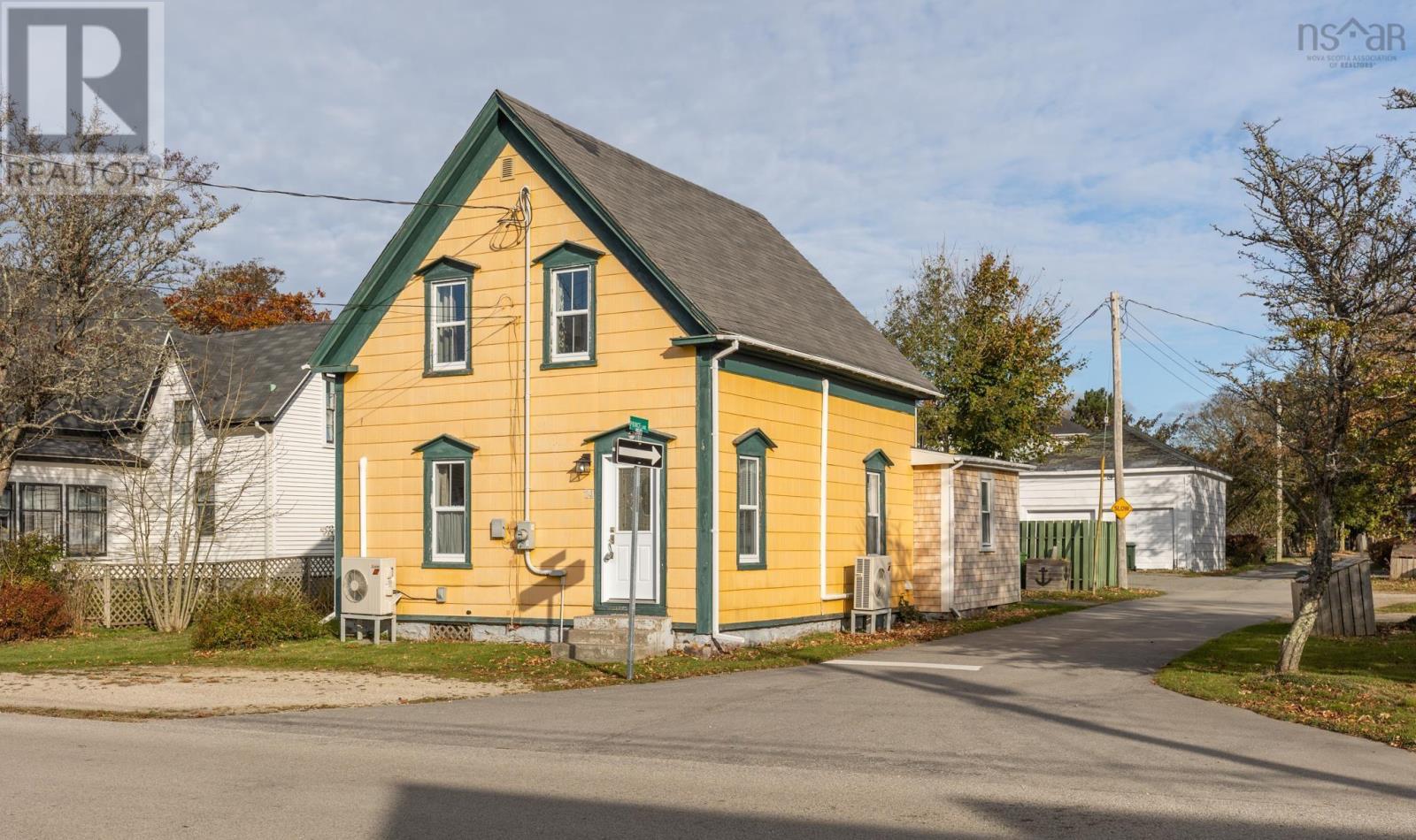 24 Albert Street, Yarmouth, Nova Scotia  B5A 2M9 - Photo 2 - 202500060