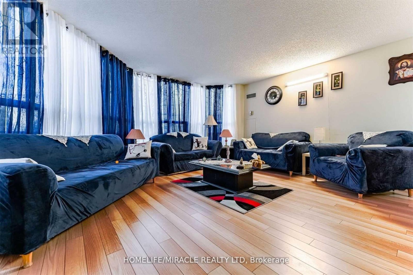 318 - 250 Webb Drive, Mississauga, Ontario  L6P 1Y9 - Photo 11 - W11984882