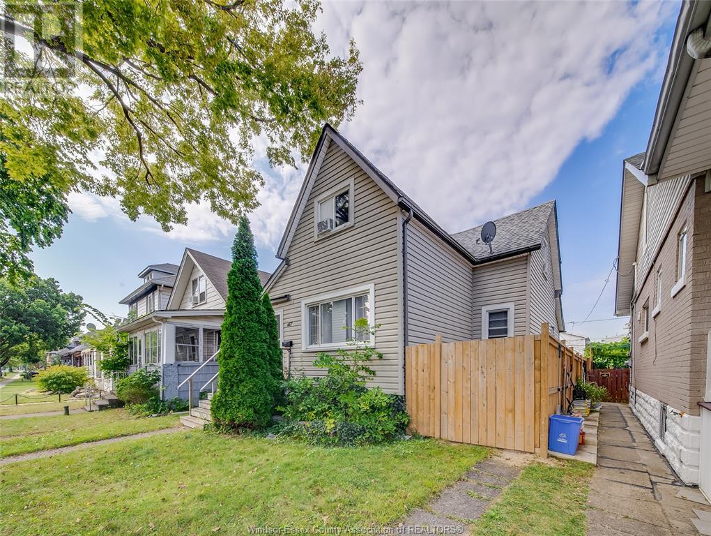 Property at 467 MCKAY AVENUE image 2