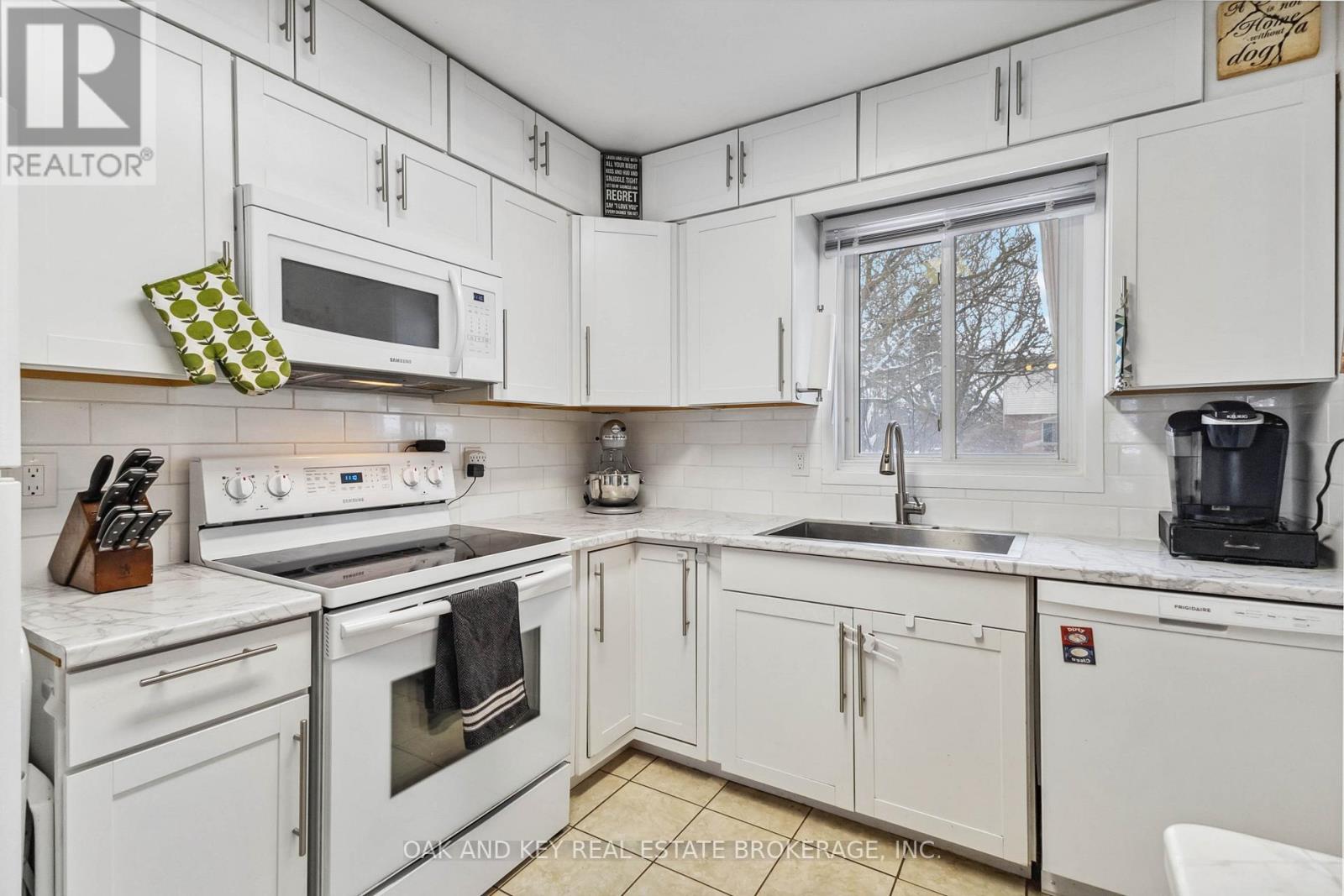 Photo 10 of 30 for 17 - 151 Bonaventure Drive
