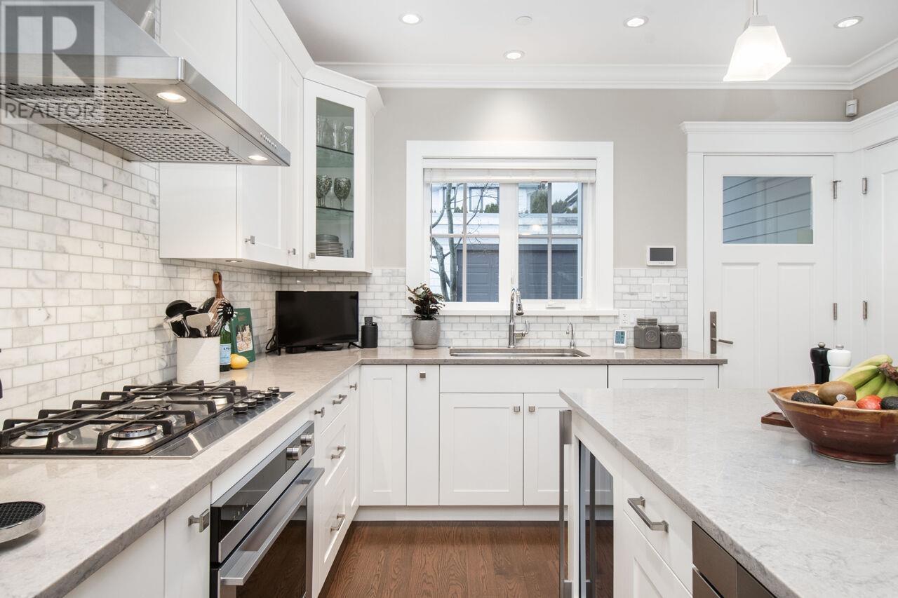 1421 Gordon Avenue, West Vancouver, British Columbia  V7T 1R5 - Photo 1 - R2968233