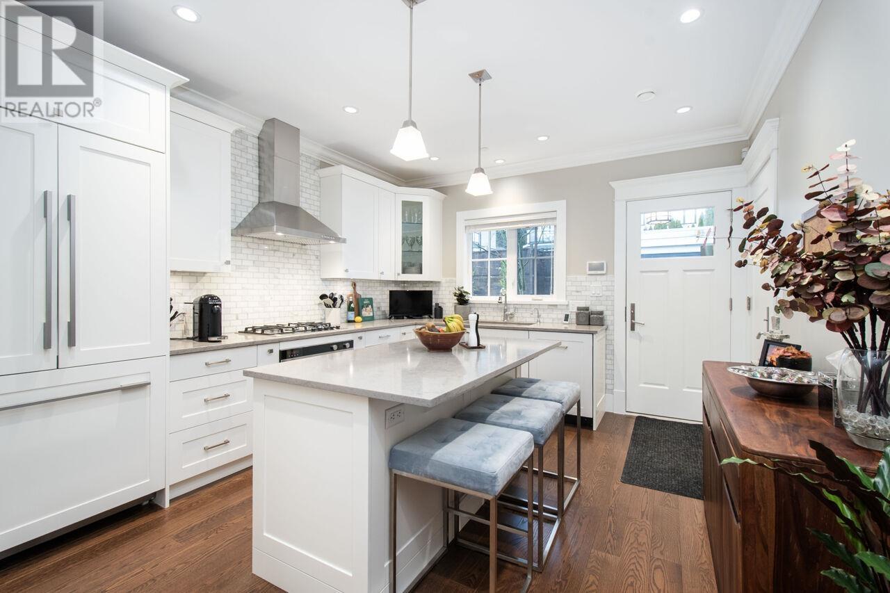 1421 Gordon Avenue, West Vancouver, British Columbia  V7T 1R5 - Photo 3 - R2968233
