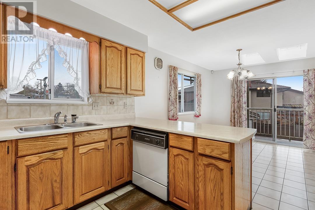 Listing Picture 7 of 25 : 68 W 27TH AVENUE, Vancouver / 溫哥華 - 魯藝地產 Yvonne Lu Group - MLS Medallion Club Member