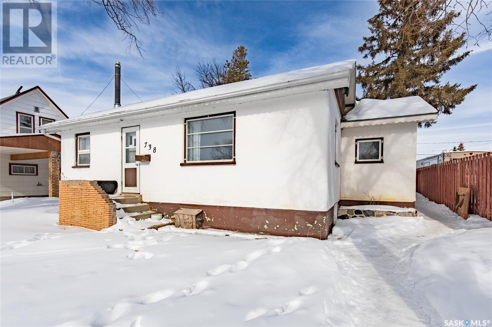 738 Stadacona Street E, Moose Jaw, Saskatchewan  S6H 0K4 - Photo 2 - SK996433