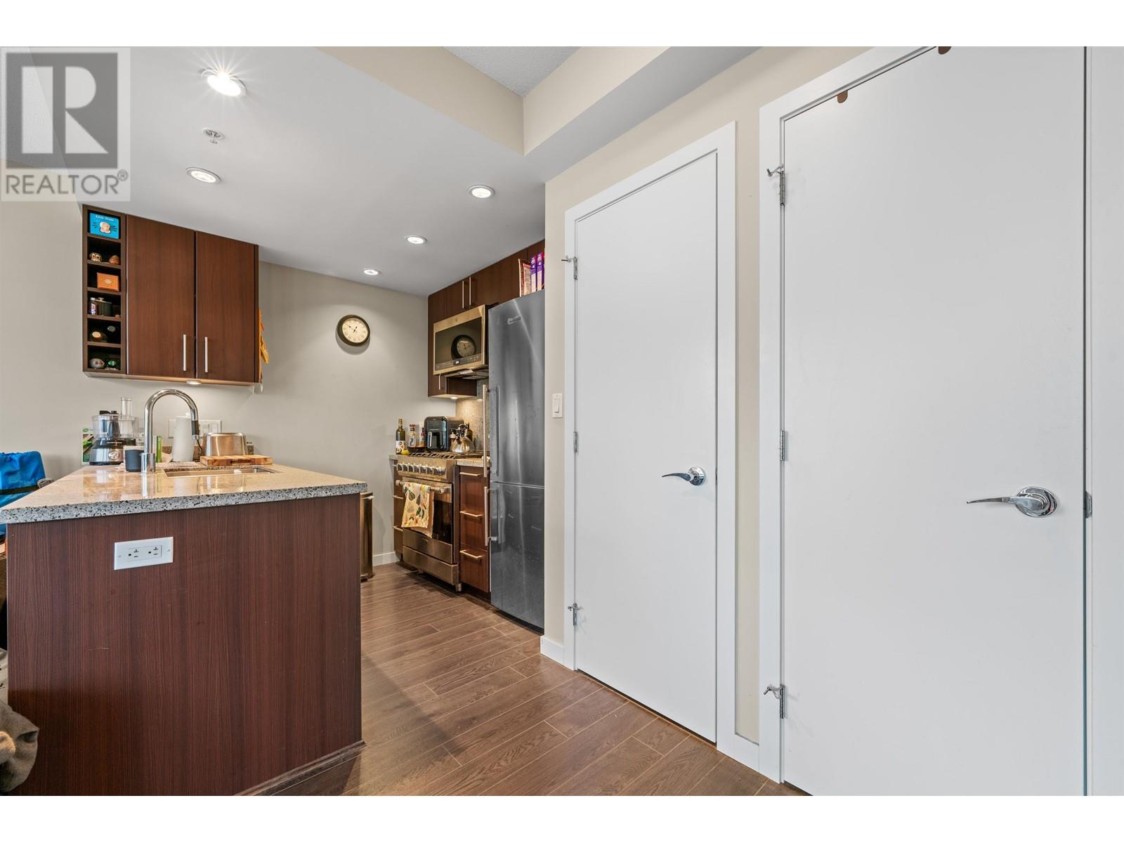 Listing Picture 4 of 29 : 704 108 W 1ST AVENUE, Vancouver / 溫哥華 - 魯藝地產 Yvonne Lu Group - MLS Medallion Club Member