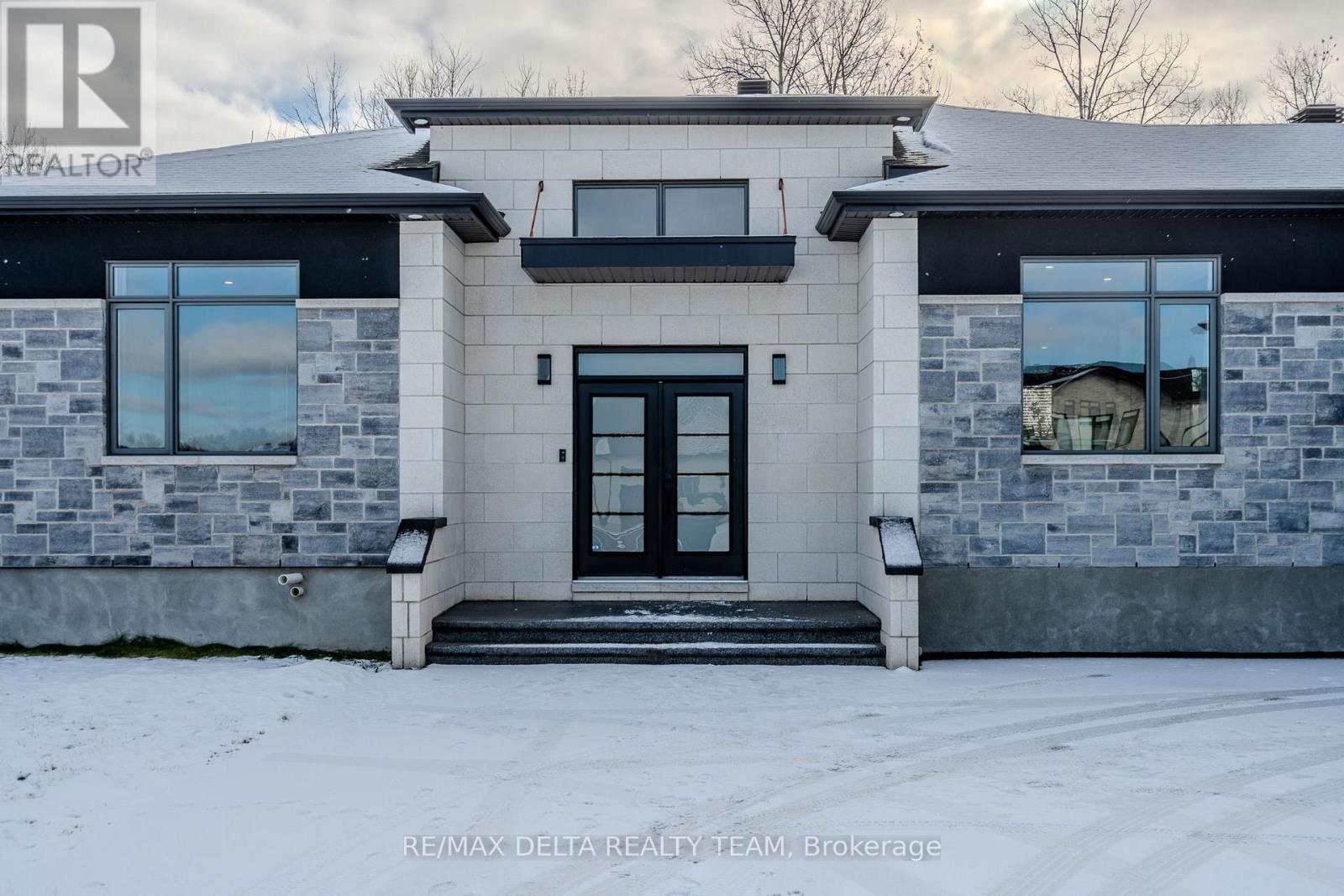 Property at 651 BALLYCASTLE CRESCENT image 2