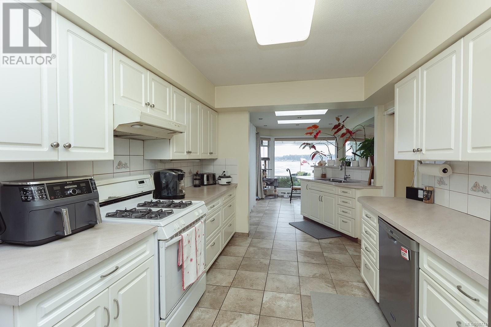 Property at 391 Bay Ave image 5