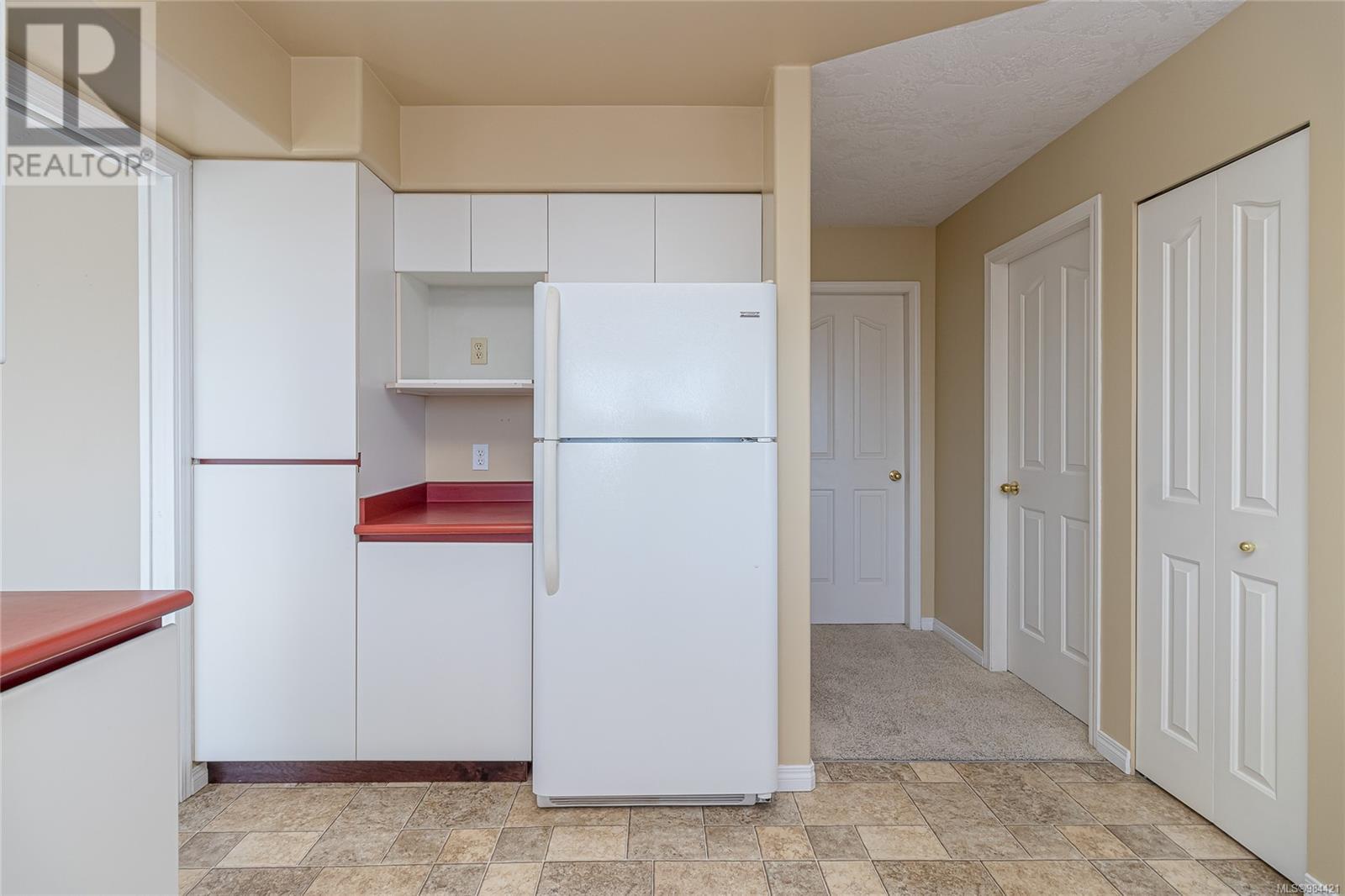 Property at 2270 Henlyn Dr image 4