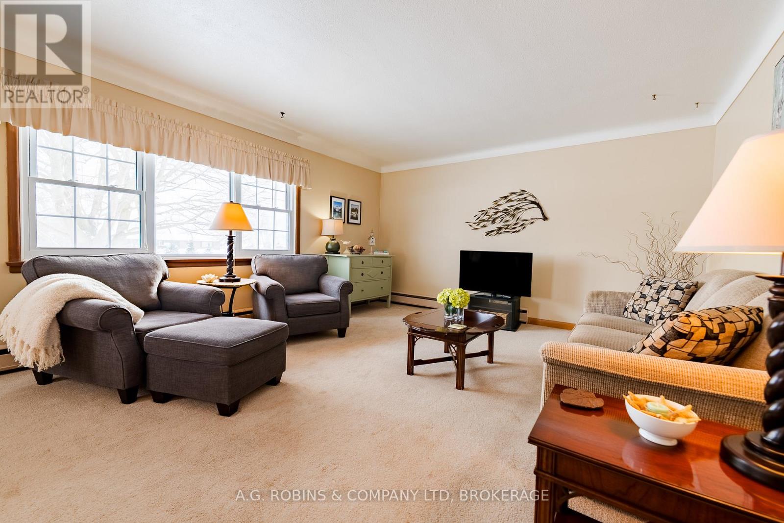 Property at 1640 KILLALY STREET E image 4