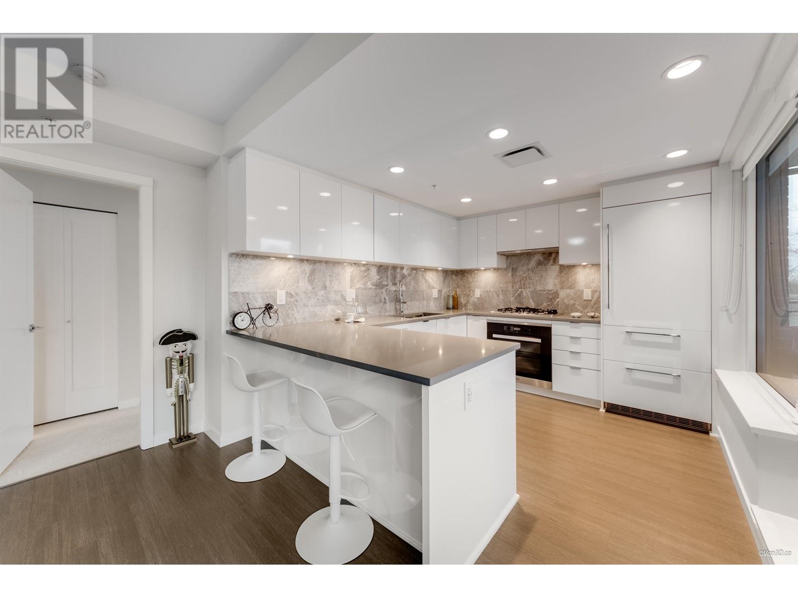 Listing Picture 12 of 29 : 407 3699 SEXSMITH ROAD, Richmond / 烈治文 - 魯藝地產 Yvonne Lu Group - MLS Medallion Club Member